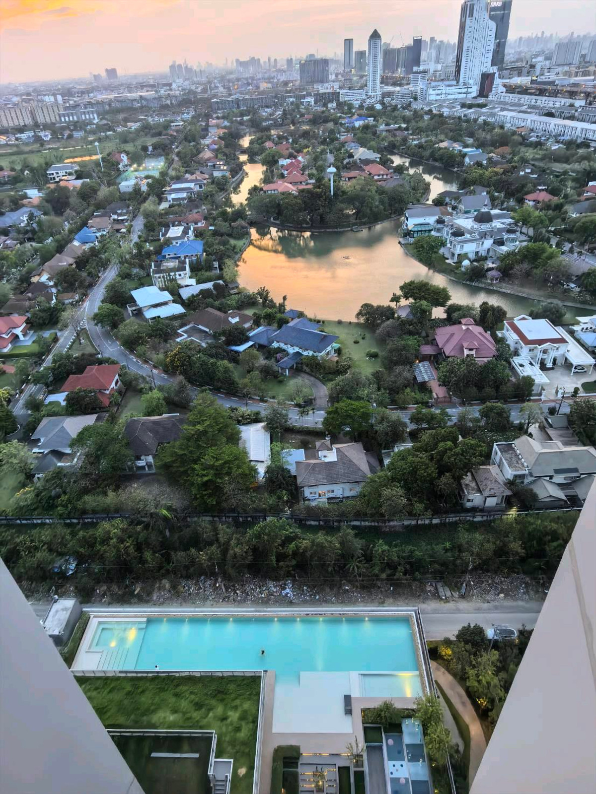 ขายคอนโดบางนา แบริ่ง ลาซาล : ห้องสวย พร้อมอยู่ ชั้น 28 ขนาด 1 นอน 1 น้ำ 35 ตรม.
✨ วิวสระ + วิวเมือง + วิวหมู่บ้านเลคไซด์ วิลล่า (โล่ง ไม่บล็อก)