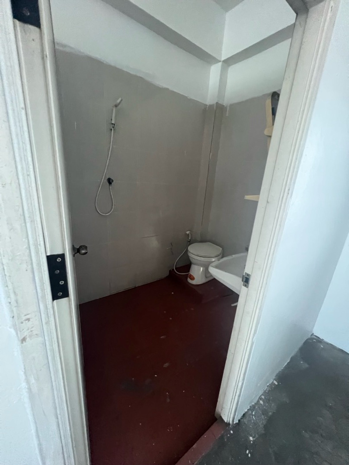 For SaleShop HouseMahachai Samut Sakhon : Prime location, commercial building, detached house style, with rooftop, garden view and city view, 3 and a half floors, 2 houses next to each other, with space around the house.