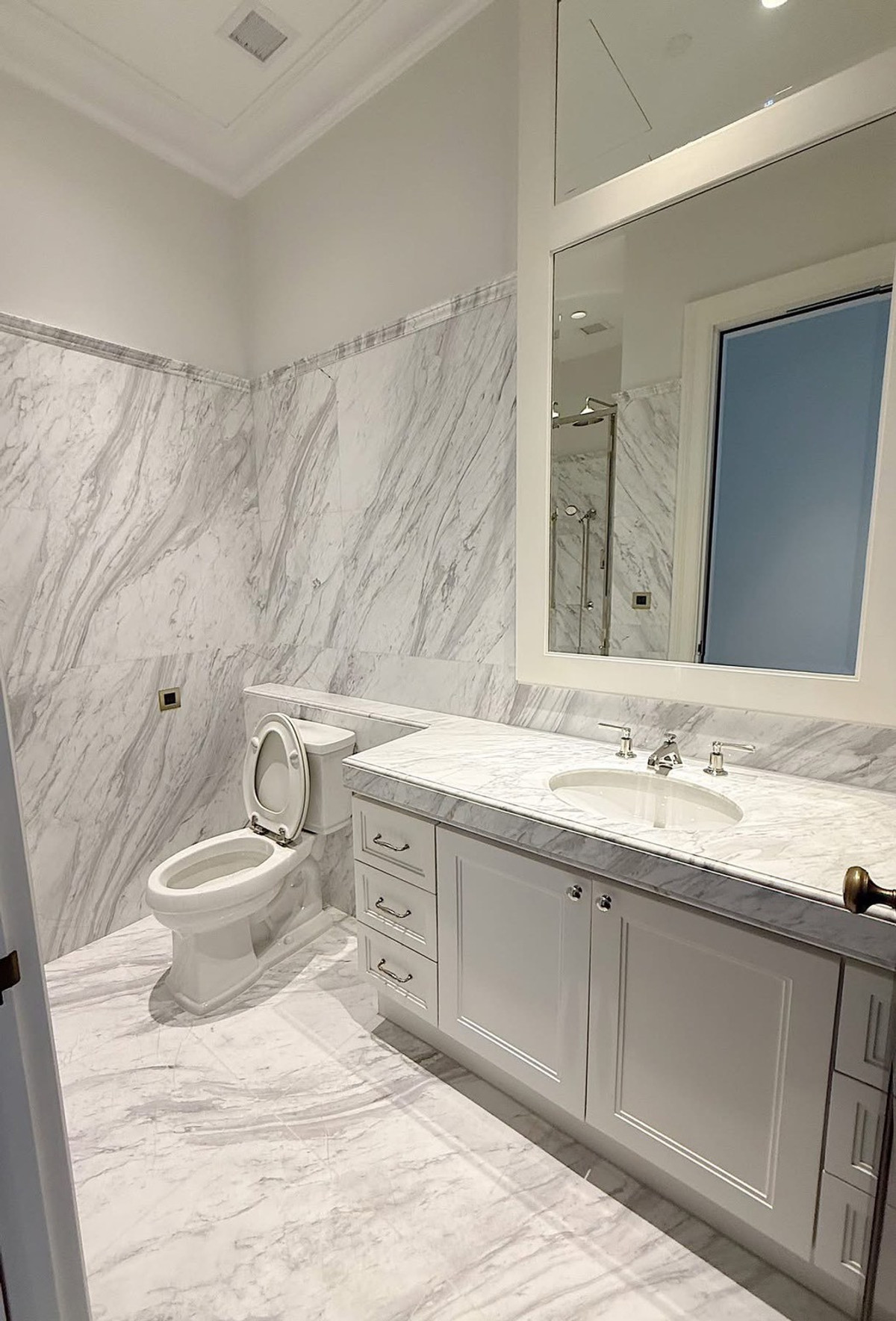 ให้เช่าคอนโดวิทยุ ชิดลม หลังสวน : LTH14728 –ดีลหายาก กับคอนโดเช่าสวยๆเเบบนี้ |  Condo for Rent | 98 Wireless | 120 sqm | 2 Bedrooms 3 Bathrooms | Ultra Luxury Spacious High Floor Hot Deal | Near BTS Phloen Chit | 300,000 THB/Month | คอนโด Ultra Luxury 98 Wireless ห้องใหญ่ ชั้นสูง ราคาดีมา