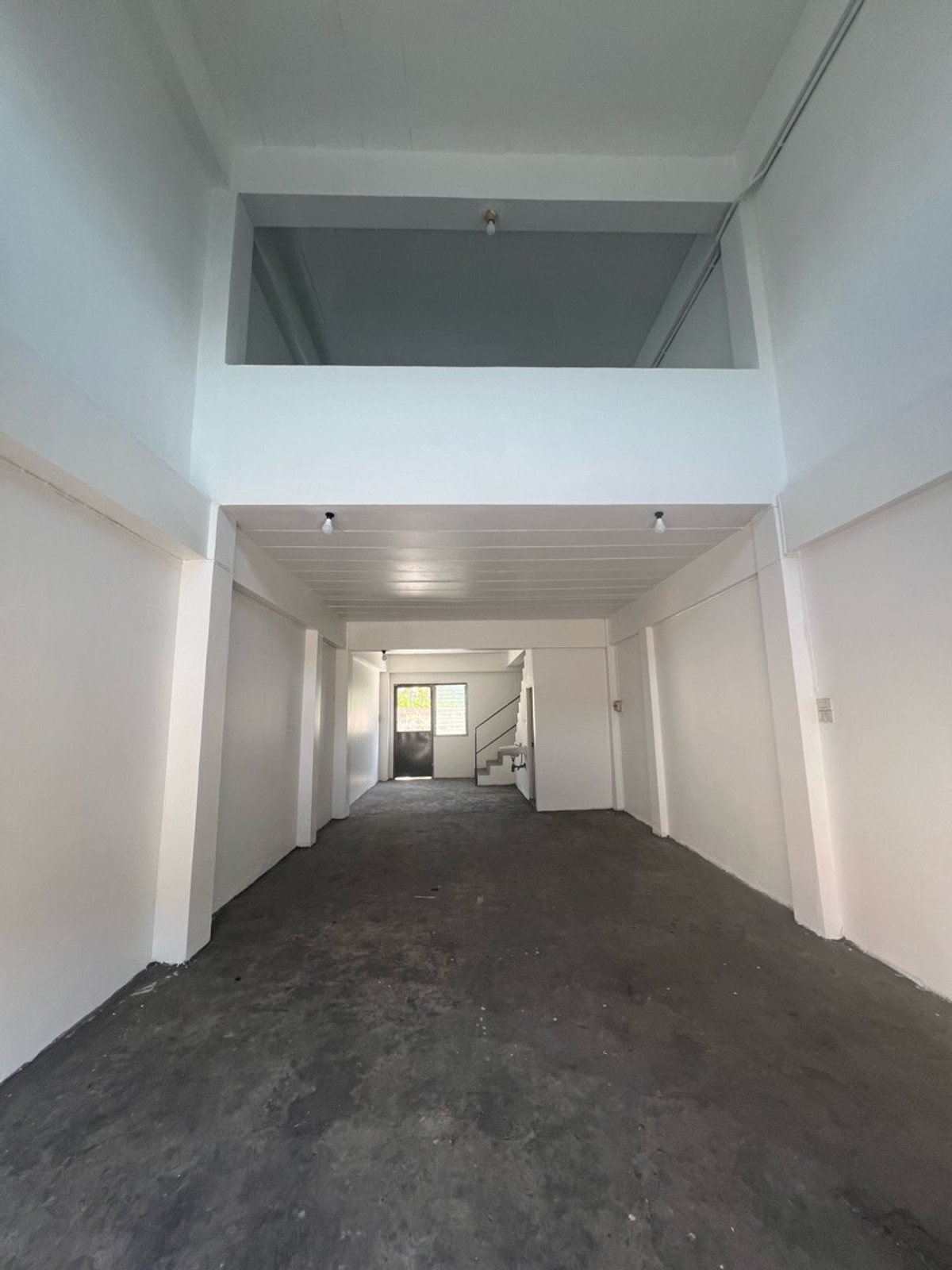 For SaleShop HouseMahachai Samut Sakhon : Prime location, commercial building, detached house style, with rooftop, garden view and city view, 3 and a half floors, 2 houses next to each other, with space around the house.