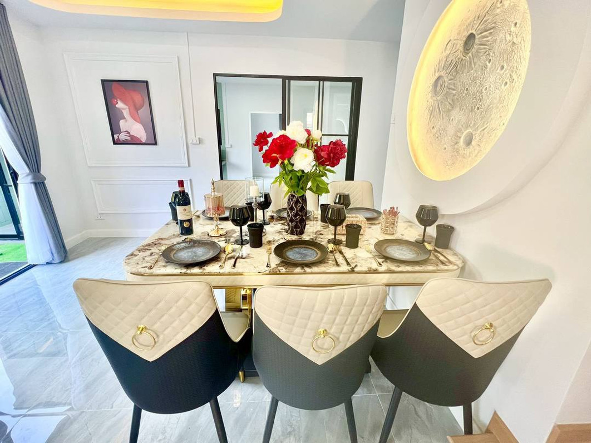 For SaleTownhomePattanakan, Srinakarin : 2-story townhome for sale, corner house, Pruksa Ville Village 50/2 Ramkhamhaeng (Soi Mistine), area 34.8 square meters, 4 bedrooms, Rat Phatthana Subdistrict, Saphan Sung District, Bangkok.