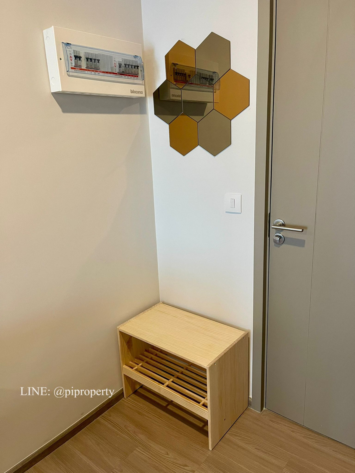 For RentCondoKhlongtoei, Kluaynamthai : Fully furnished 1 Bed unit for rent in Aspire Rama 4. Sukhumvit BTS Phra Khanong - Rama 4 living area. Nice deco and ready to move in. 
