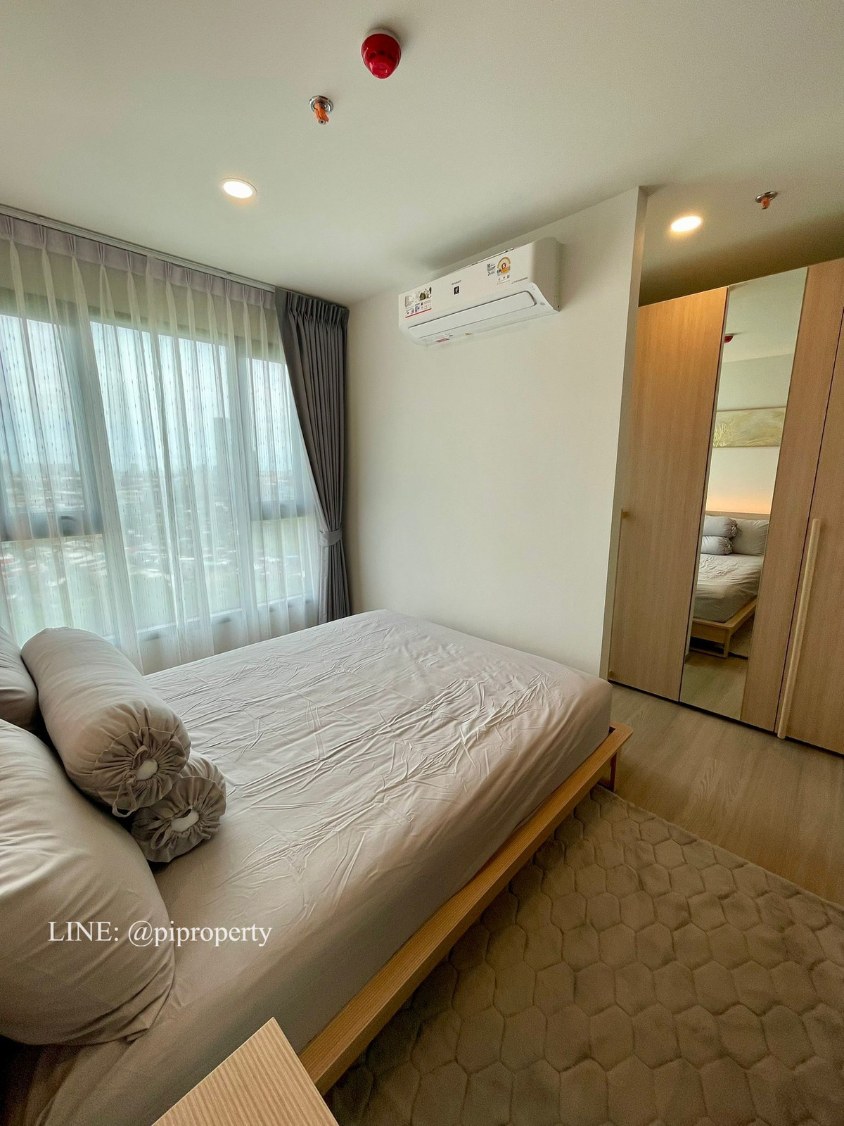 For RentCondoKhlongtoei, Kluaynamthai : Fully furnished 1 Bed unit for rent in Aspire Rama 4. Sukhumvit BTS Phra Khanong - Rama 4 living area. Nice deco and ready to move in. 