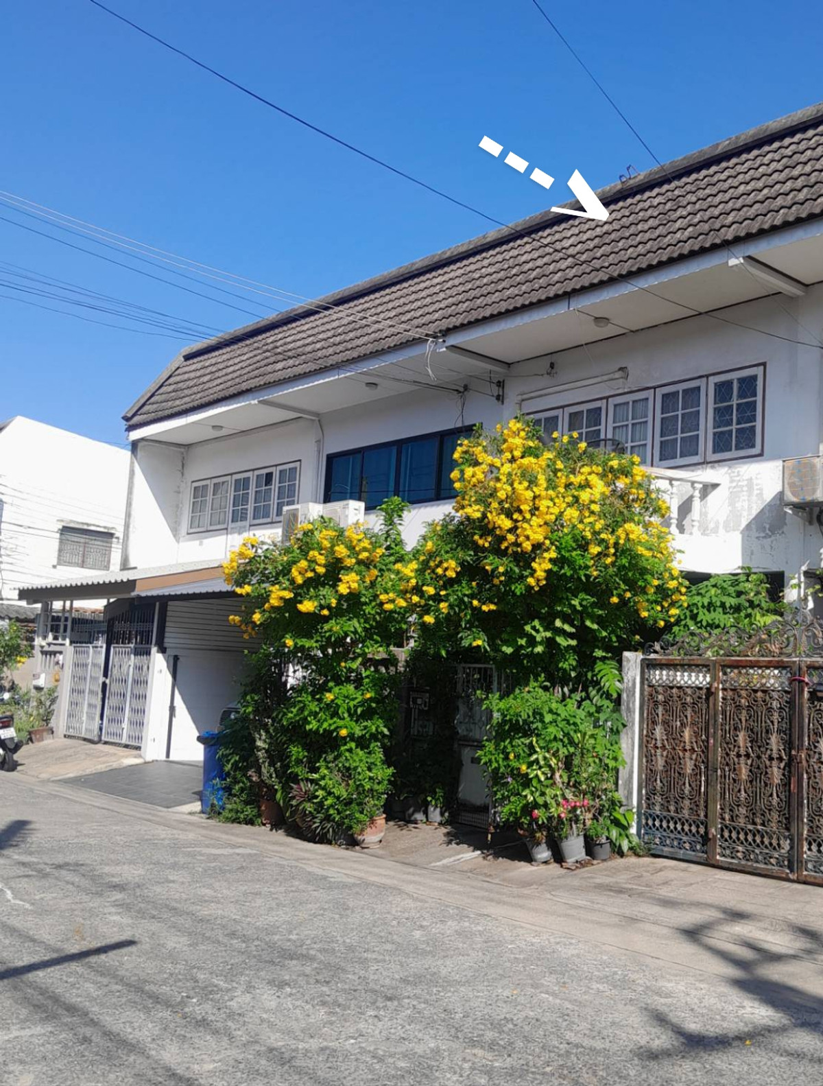 ขายทาวน์โฮมโชคชัย4 ลาดพร้าว71 : ขายด่วนพิเศษ บ้านทาวเฮ้าส์ 2ชั้น 24 ตรว. ถ.โชคชัย 4 ซอย 77 เขตลาดพร้าว กทม. ห่างจากปากซอย 200 เมตร อยู่ขวามือ ราคา 3,250,000 บาท ลดได้ 