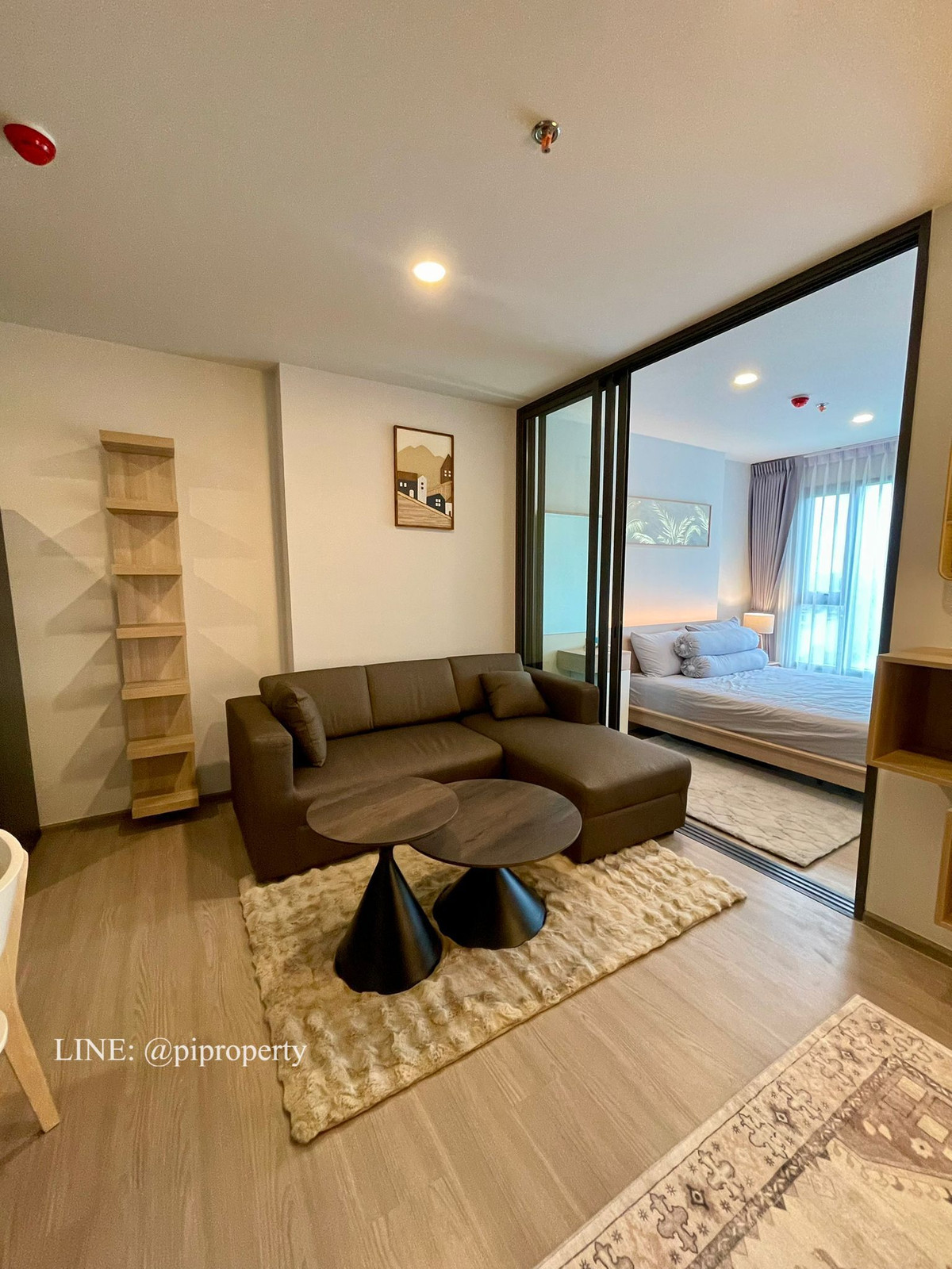 For RentCondoKhlongtoei, Kluaynamthai : Fully furnished 1 Bed unit for rent in Aspire Rama 4. Sukhumvit BTS Phra Khanong - Rama 4 living area. Nice deco and ready to move in. 
