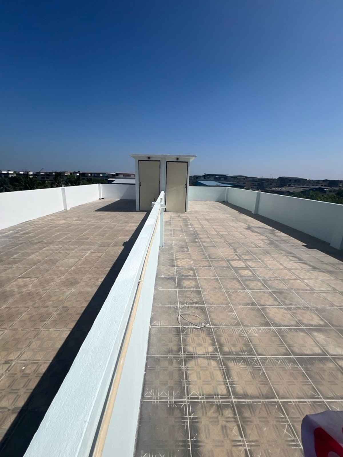 For SaleShop HouseMahachai Samut Sakhon : Prime location, commercial building, detached house style, with rooftop, garden view and city view, 3 and a half floors, 2 houses next to each other, with space around the house.