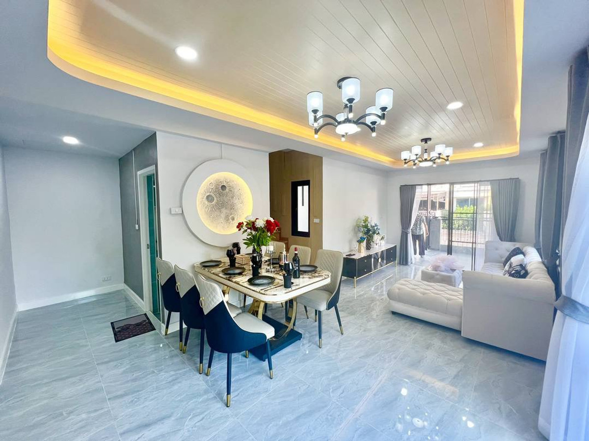 For SaleTownhomePattanakan, Srinakarin : 2-story townhome for sale, corner house, Pruksa Ville Village 50/2 Ramkhamhaeng (Soi Mistine), area 34.8 square meters, 4 bedrooms, Rat Phatthana Subdistrict, Saphan Sung District, Bangkok.