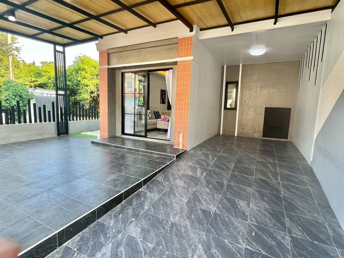 For SaleTownhomePattanakan, Srinakarin : 2-story townhome for sale, corner house, Pruksa Ville Village 50/2 Ramkhamhaeng (Soi Mistine), area 34.8 square meters, 4 bedrooms, Rat Phatthana Subdistrict, Saphan Sung District, Bangkok.