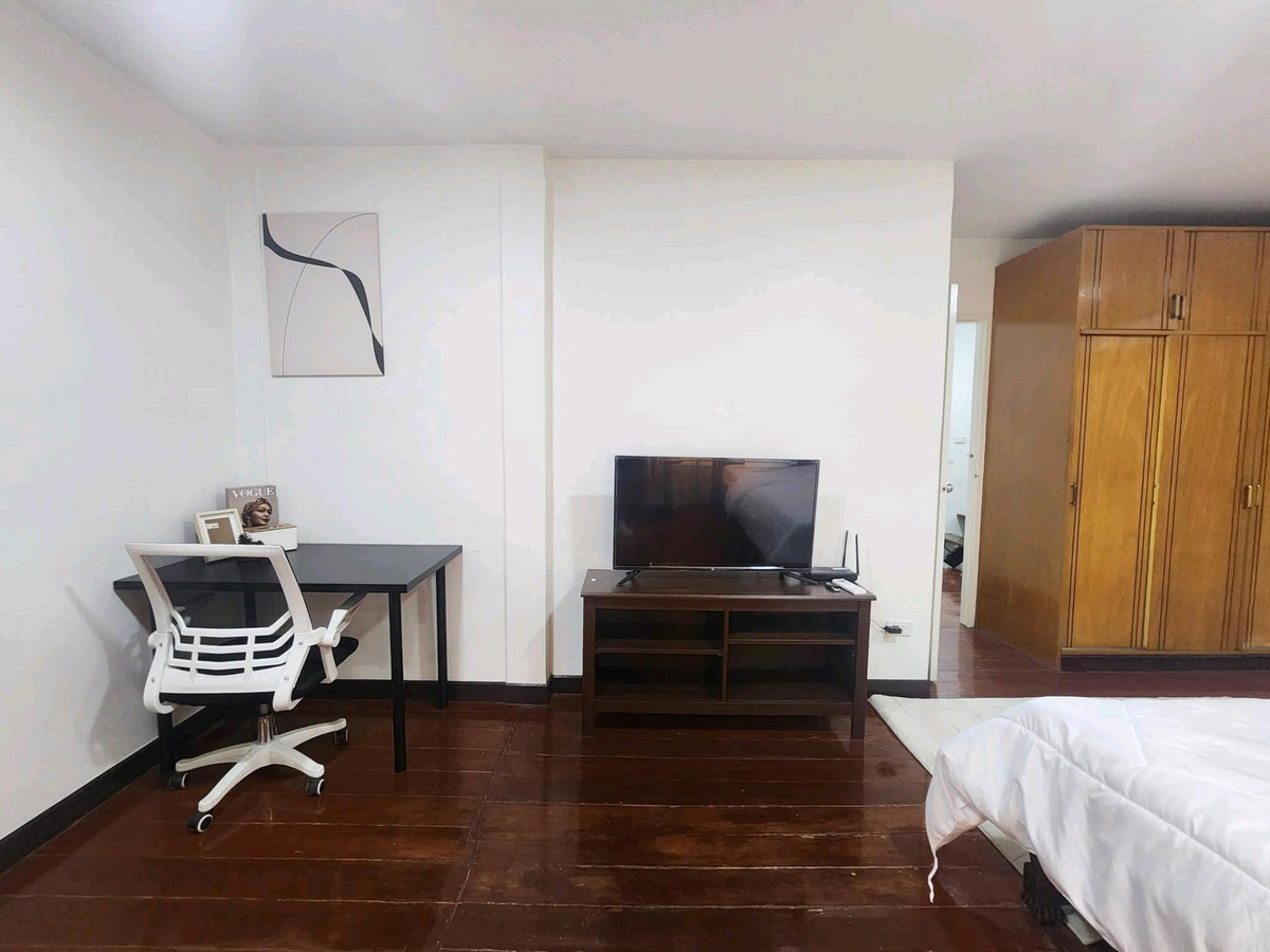 For RentHouseRatchadapisek, Huaikwang, Suttisan : 2-story detached house for rent, luxury level in the heart of Huai Khwang 🛏️ 6 bedrooms 
 🚿 4 bathrooms, near MRT Huai Khwang, furniture & electrical appliances, fully furnished, ready to move in 🛏️ 
 ▪️ Complete electrical appliances ⚡