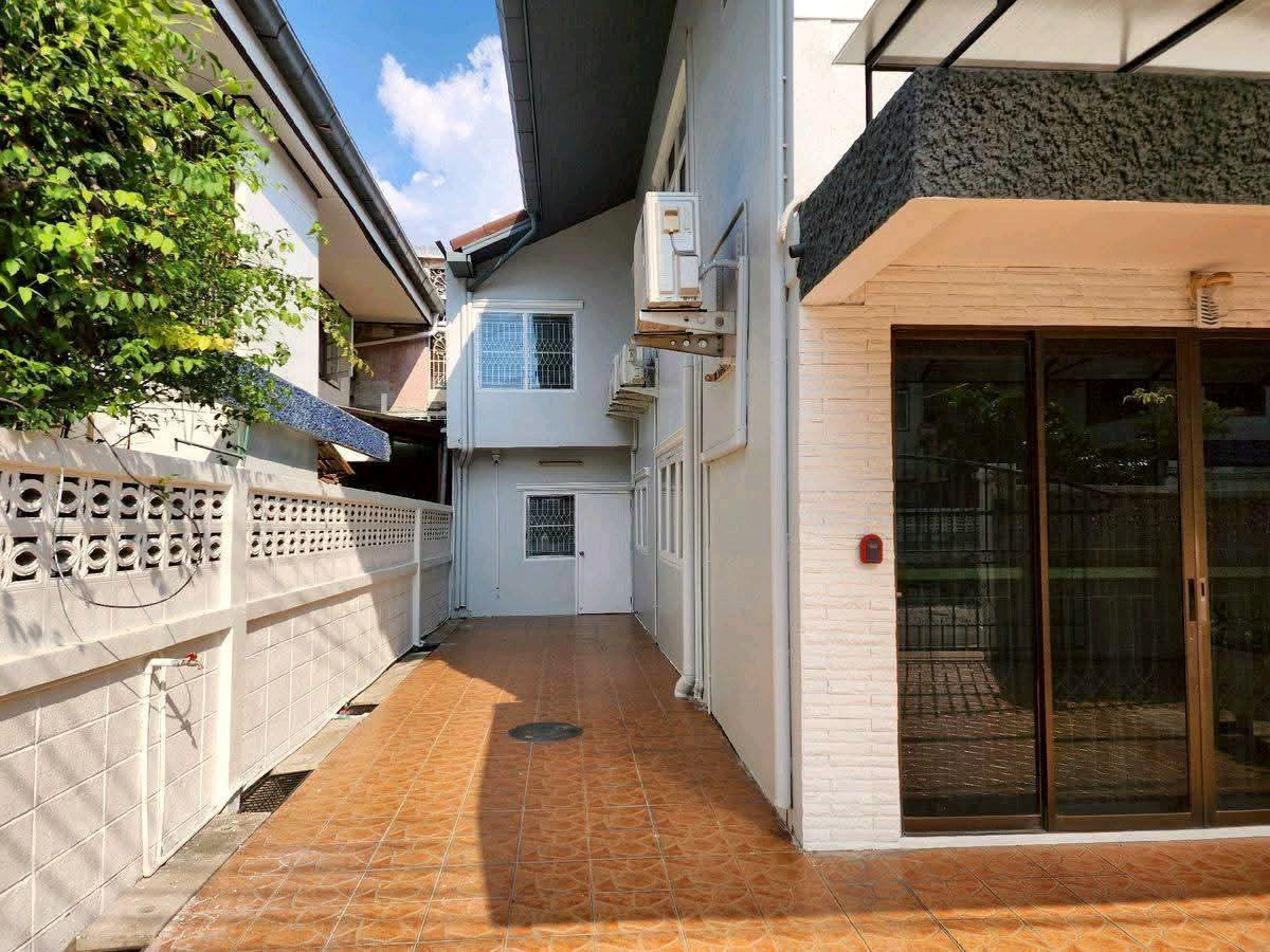 For RentHouseRatchadapisek, Huaikwang, Suttisan : 2-story detached house for rent, luxury level in the heart of Huai Khwang 🛏️ 6 bedrooms 
 🚿 4 bathrooms, near MRT Huai Khwang, furniture & electrical appliances, fully furnished, ready to move in 🛏️ 
 ▪️ Complete electrical appliances ⚡