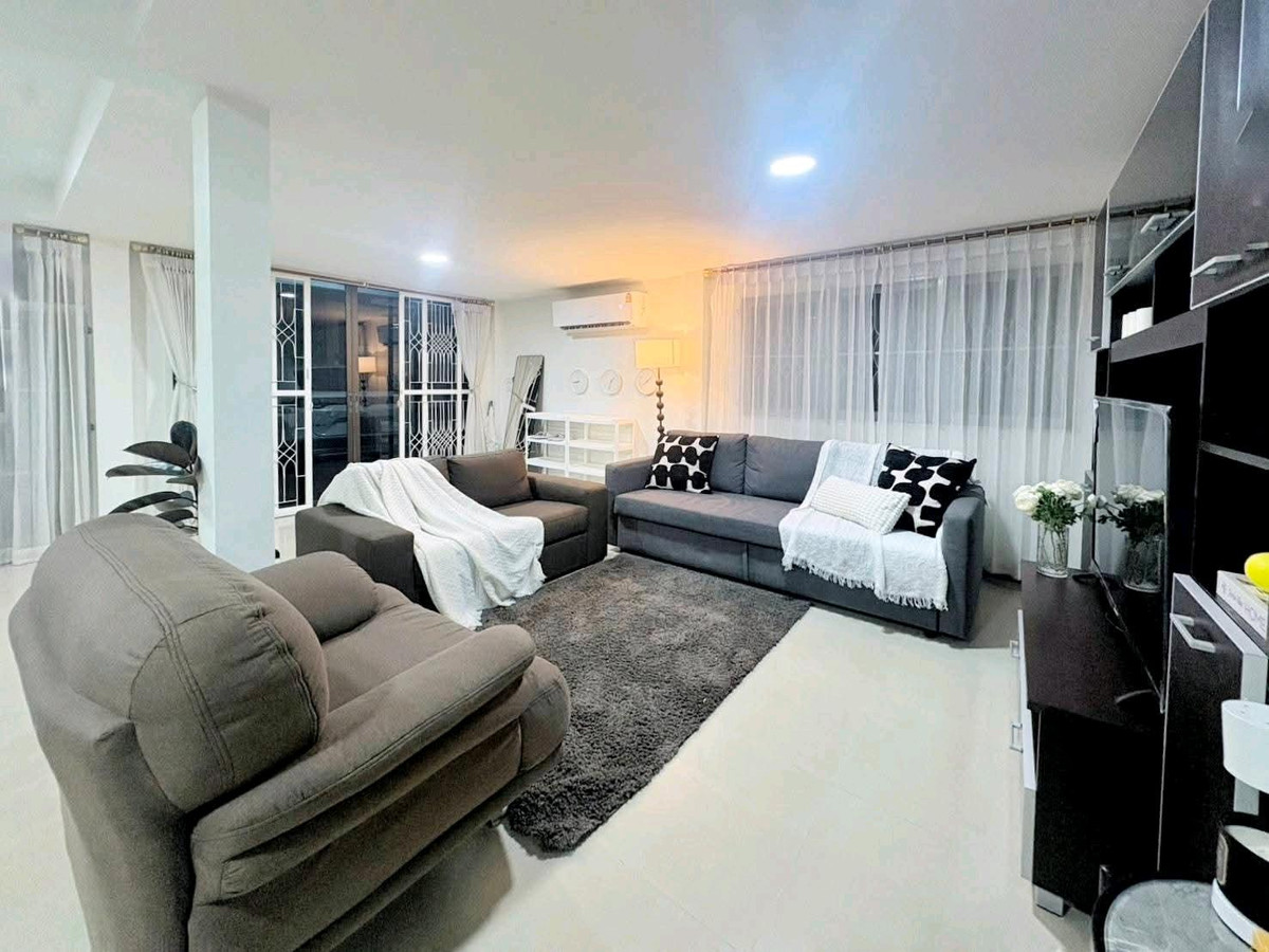 For RentHouseRatchadapisek, Huaikwang, Suttisan : 2-story detached house for rent, luxury level in the heart of Huai Khwang 🛏️ 6 bedrooms 
 🚿 4 bathrooms, near MRT Huai Khwang, furniture & electrical appliances, fully furnished, ready to move in 🛏️ 
 ▪️ Complete electrical appliances ⚡