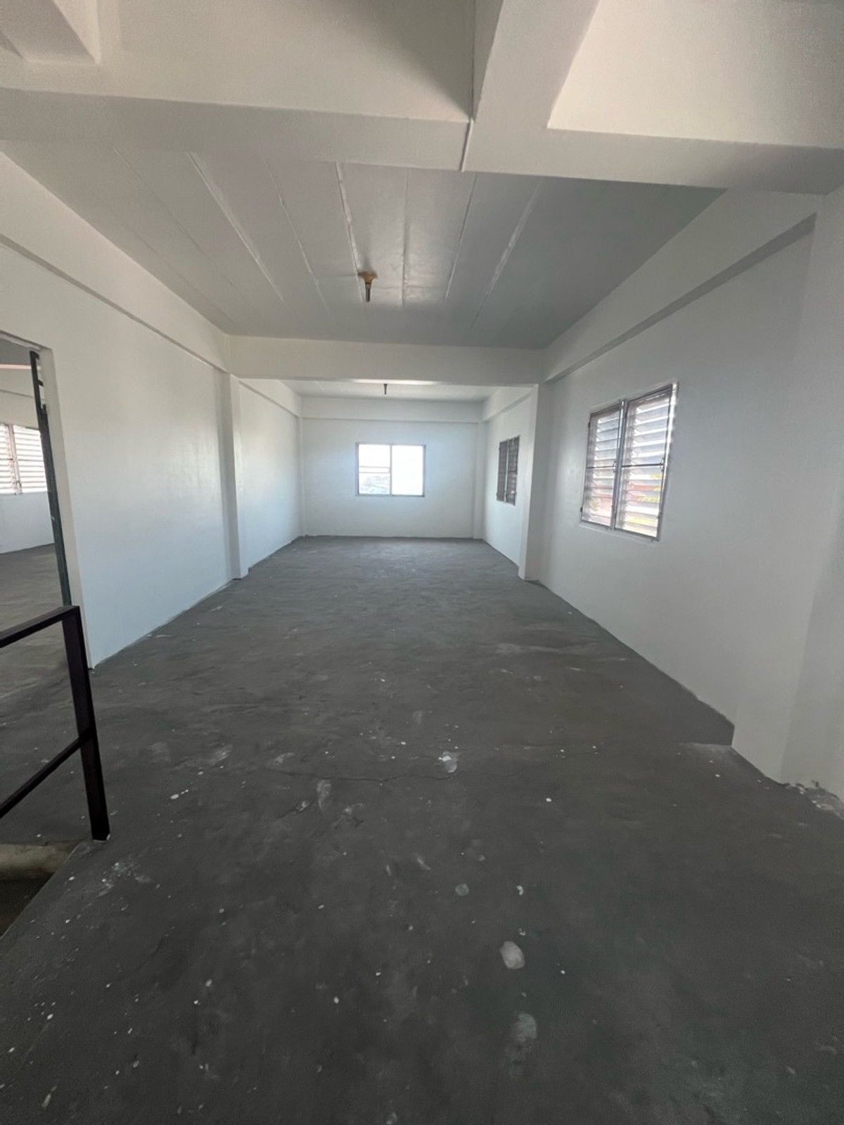 For SaleShop HouseMahachai Samut Sakhon : Prime location, commercial building, detached house style, with rooftop, garden view and city view, 3 and a half floors, 2 houses next to each other, with space around the house.