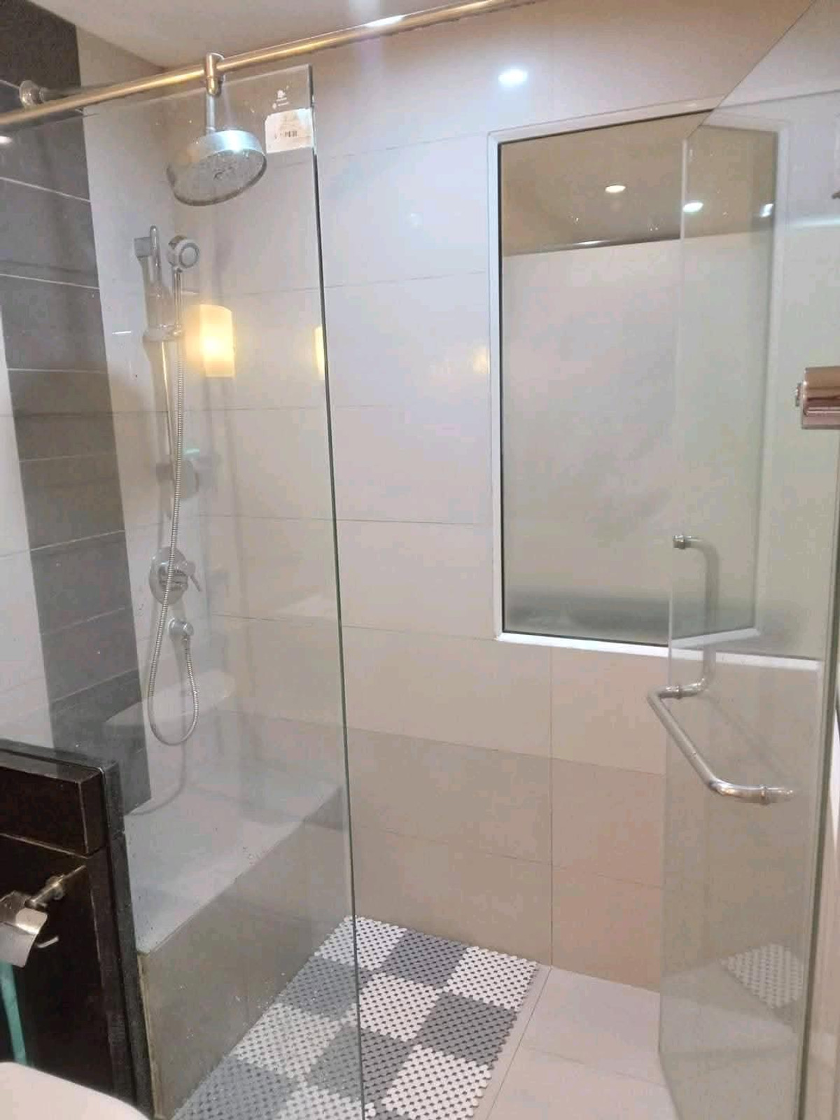 For RentCondoRatchathewi,Phayathai : Prime location near BTS Ratchathewi, convenient travel, near Siam, Fully Furnished, ready to move in immediately.