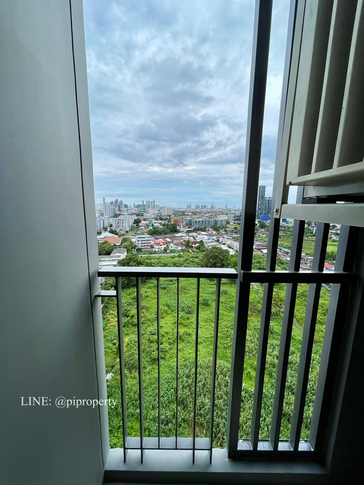 For RentCondoKhlongtoei, Kluaynamthai : Fully furnished 1 Bed unit for rent in Aspire Rama 4. Sukhumvit BTS Phra Khanong - Rama 4 living area. Nice deco and ready to move in. 