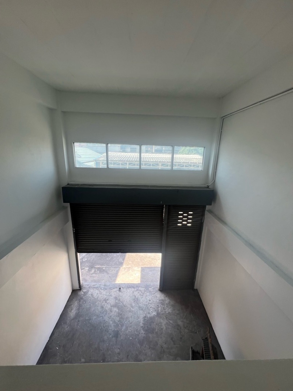 For SaleShop HouseMahachai Samut Sakhon : Prime location, commercial building, detached house style, with rooftop, garden view and city view, 3 and a half floors, 2 houses next to each other, with space around the house.