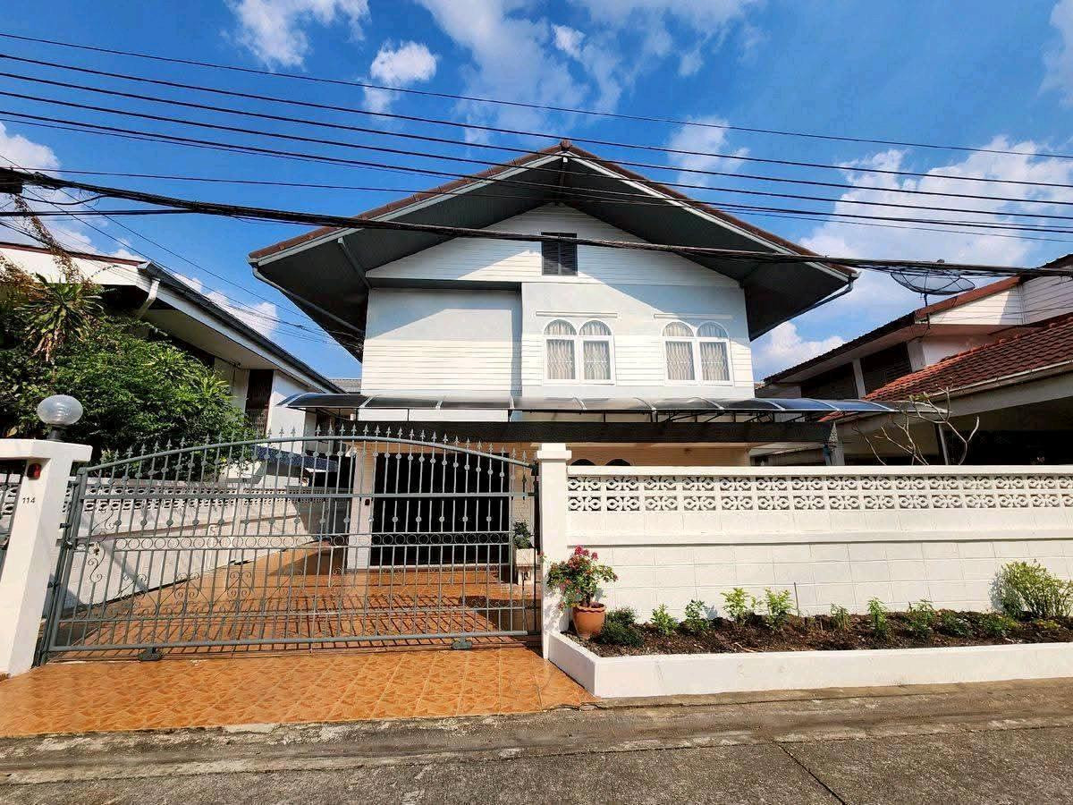 For RentHouseRatchadapisek, Huaikwang, Suttisan : 2-story detached house for rent, luxury level in the heart of Huai Khwang 🛏️ 6 bedrooms 
 🚿 4 bathrooms, near MRT Huai Khwang, furniture & electrical appliances, fully furnished, ready to move in 🛏️ 
 ▪️ Complete electrical appliances ⚡