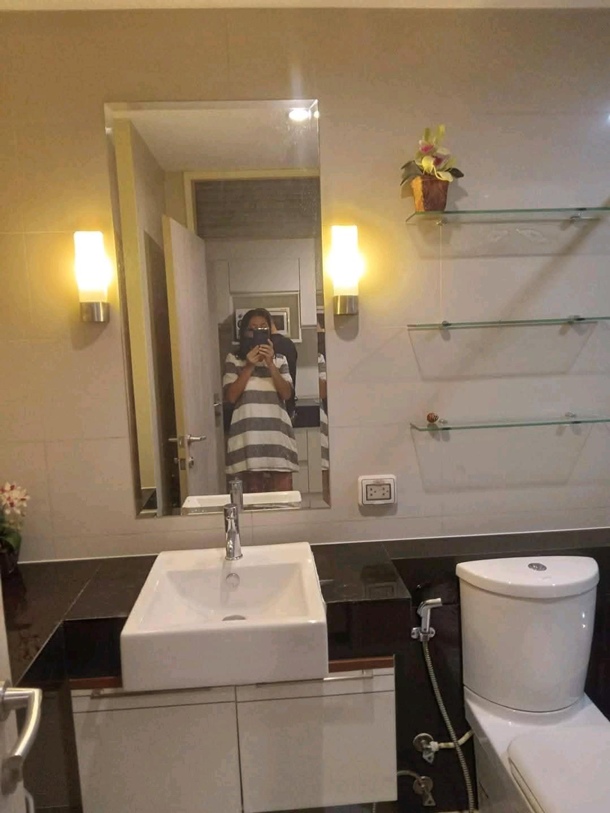 For RentCondoRatchathewi,Phayathai : Prime location near BTS Ratchathewi, convenient travel, near Siam, Fully Furnished, ready to move in immediately.