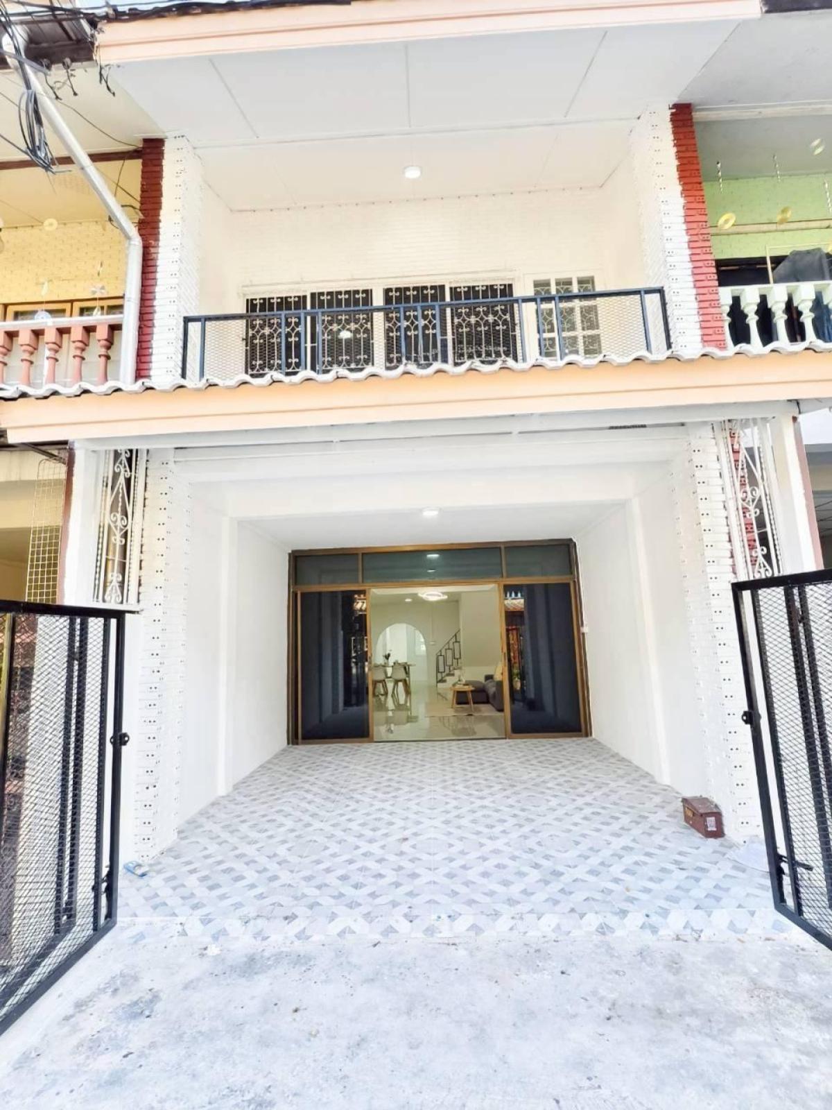 For SaleTownhomeLadprao101, Happy Land, The Mall Bang Kapi : For Sale Townhouse/Townhome  , Chat Kaeo Bang Kapi Village , MRT-Bangkapi , Khlong Chan , Bang Kapi , Bangkok , CX-149572