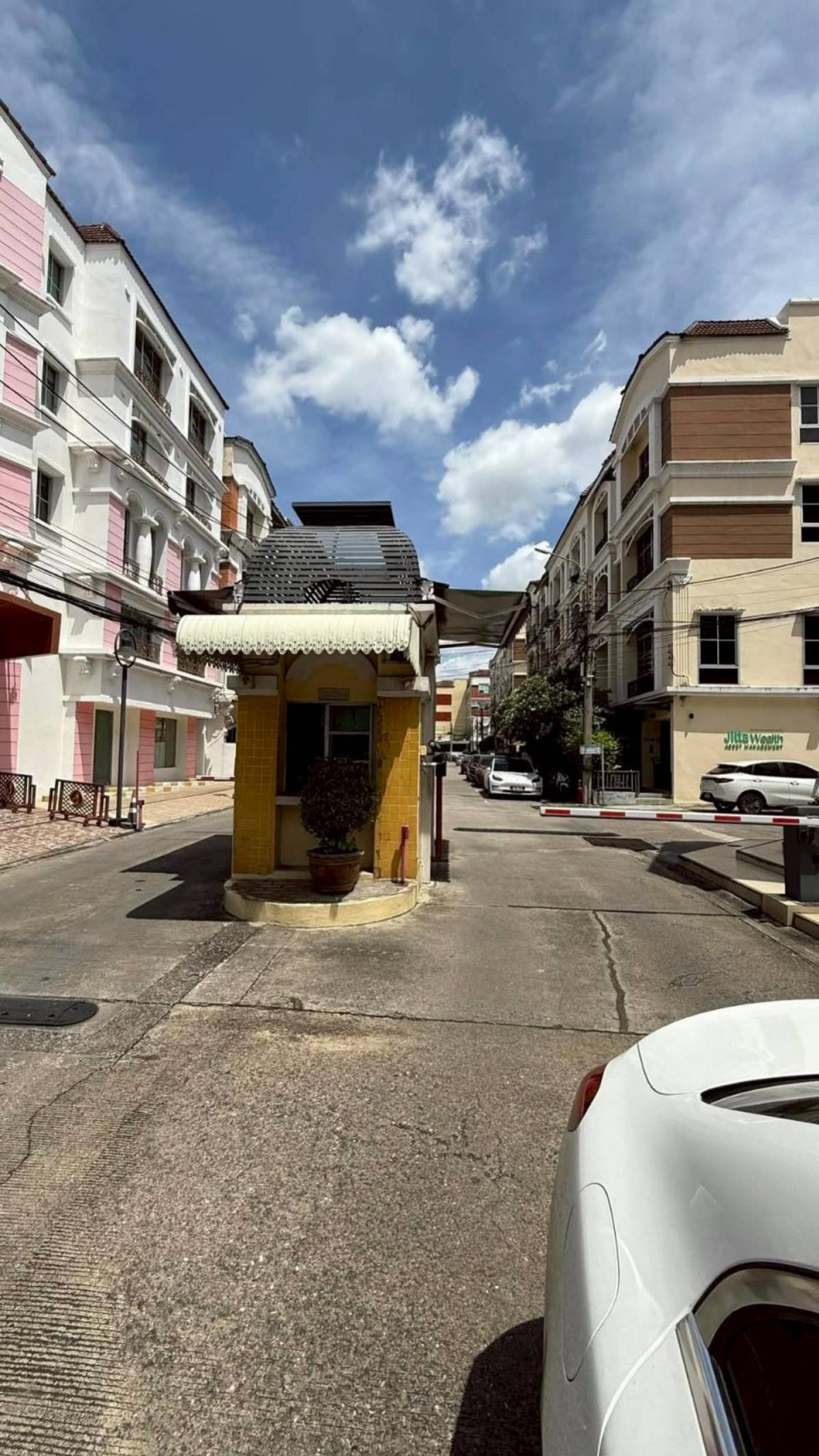 ขายทาวน์โฮมลาดพร้าว เซ็นทรัลลาดพร้าว : ขายทาวน์เฮ้าส์/ทาวน์โฮม  บ้านกลางเมือง แยกรัชดา - ลาดพร้าว  แขวงจันทรเกษม เขต จตุจักร กรุงเทพ CX-149229