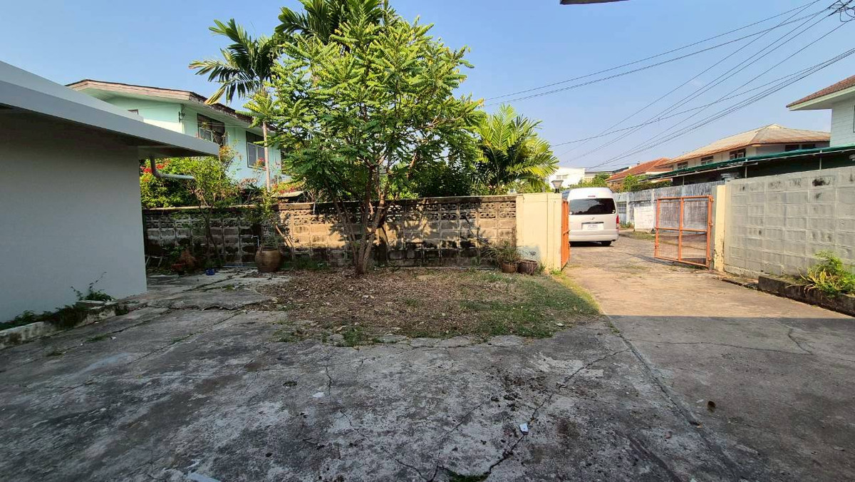 ให้เช่าบ้านเสรีไทย-นิด้า : ให้เช่าบ้านเดี่ยว 2 ชั้น เสรีไทย 57 - มีสวนข้างบ้านขนาดใหญ่