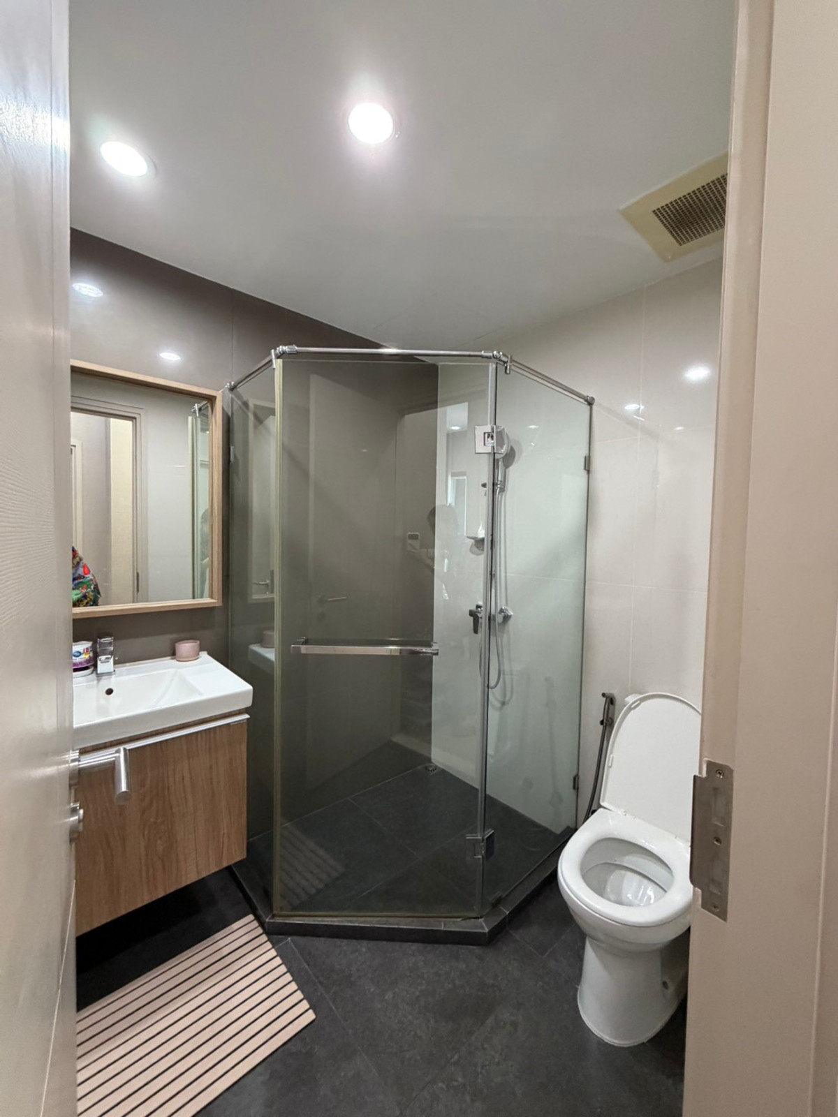 For SaleCondoRama9, Petchburi, RCA : #Condo for sale in Thonglor area #Best price #NetYield 5.6% 24th floor, size 54.5 sq m. 2 bedrooms, 2 bathrooms The Capital Eakamai - Thonglor The Capital Eakamai - Thonglor