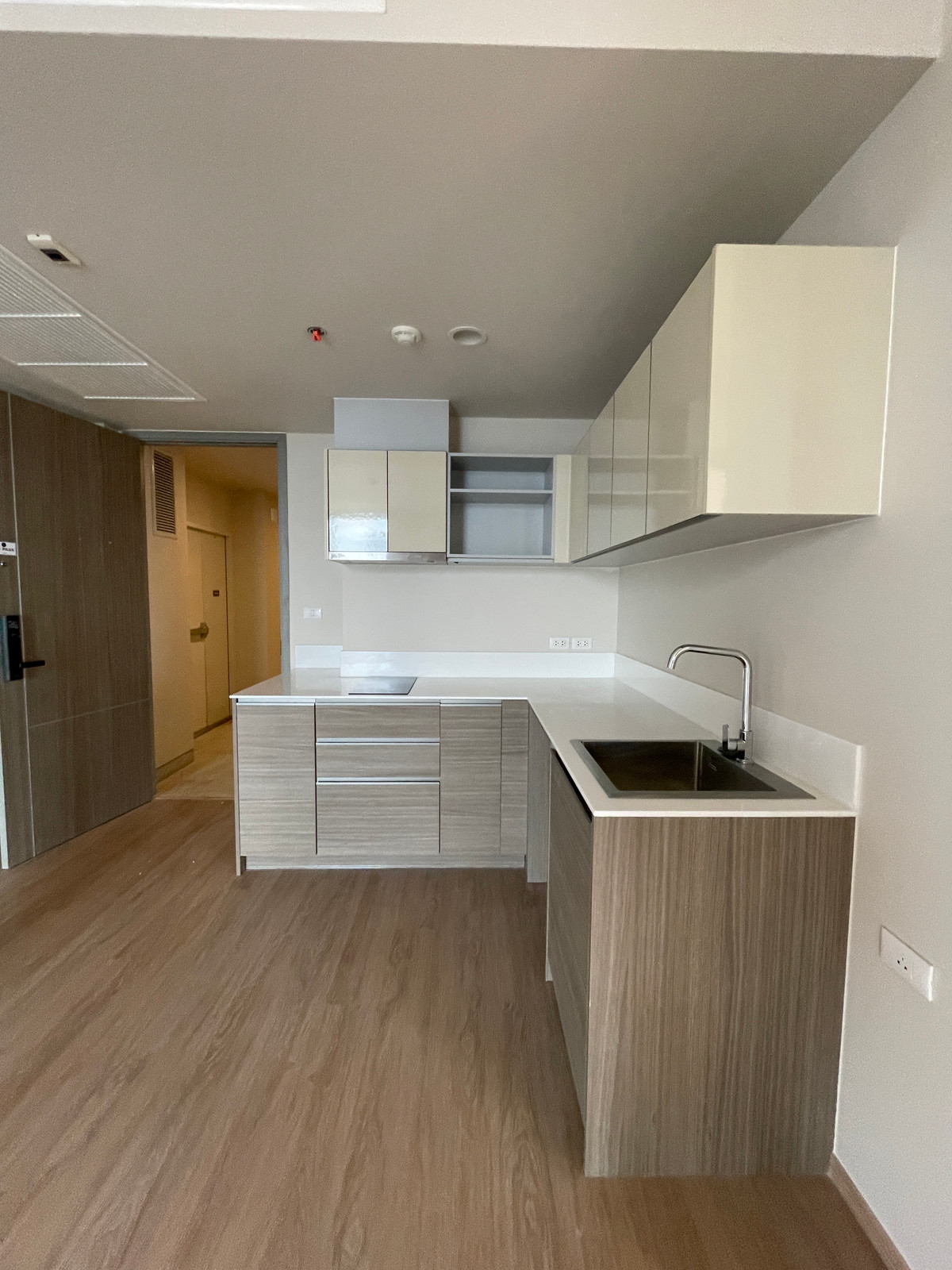 For SaleCondoSathorn, Narathiwat : [HOT UNIT] The Issara Sathorn 2BR, high floor, eastern city view, 100% parking, near Market Place Nang Linchi, complete functions, in a location Rare Item, Chan-Sathorn Road. Answering the needs of people working at Silom-Sathorn With a luxury-level centr