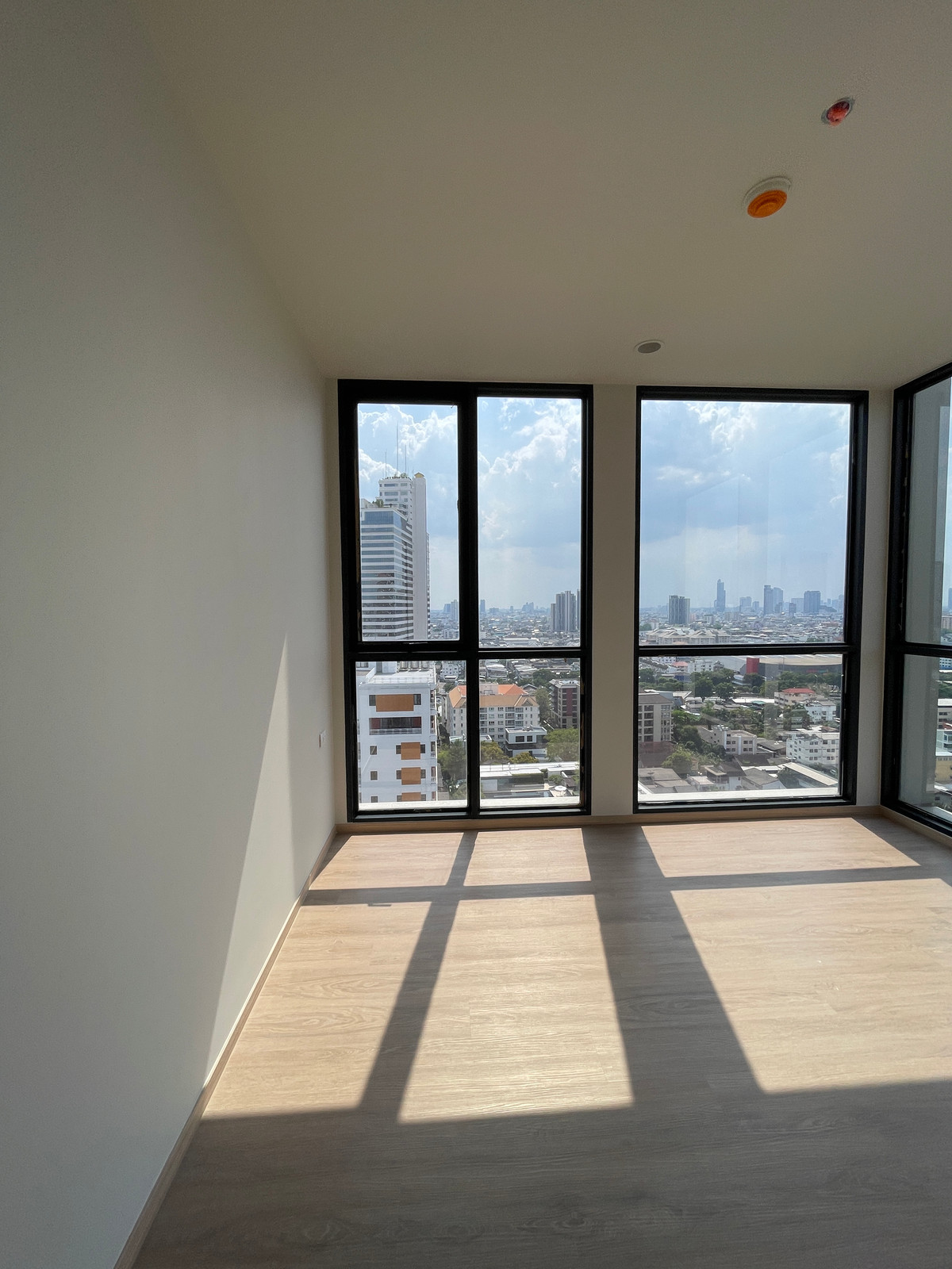 For SaleCondoSathorn, Narathiwat : [HOT UNIT] The Issara Sathorn 2BR, high floor, eastern city view, 100% parking, near Market Place Nang Linchi, complete functions, in a location Rare Item, Chan-Sathorn Road. Answering the needs of people working at Silom-Sathorn With a luxury-level centr