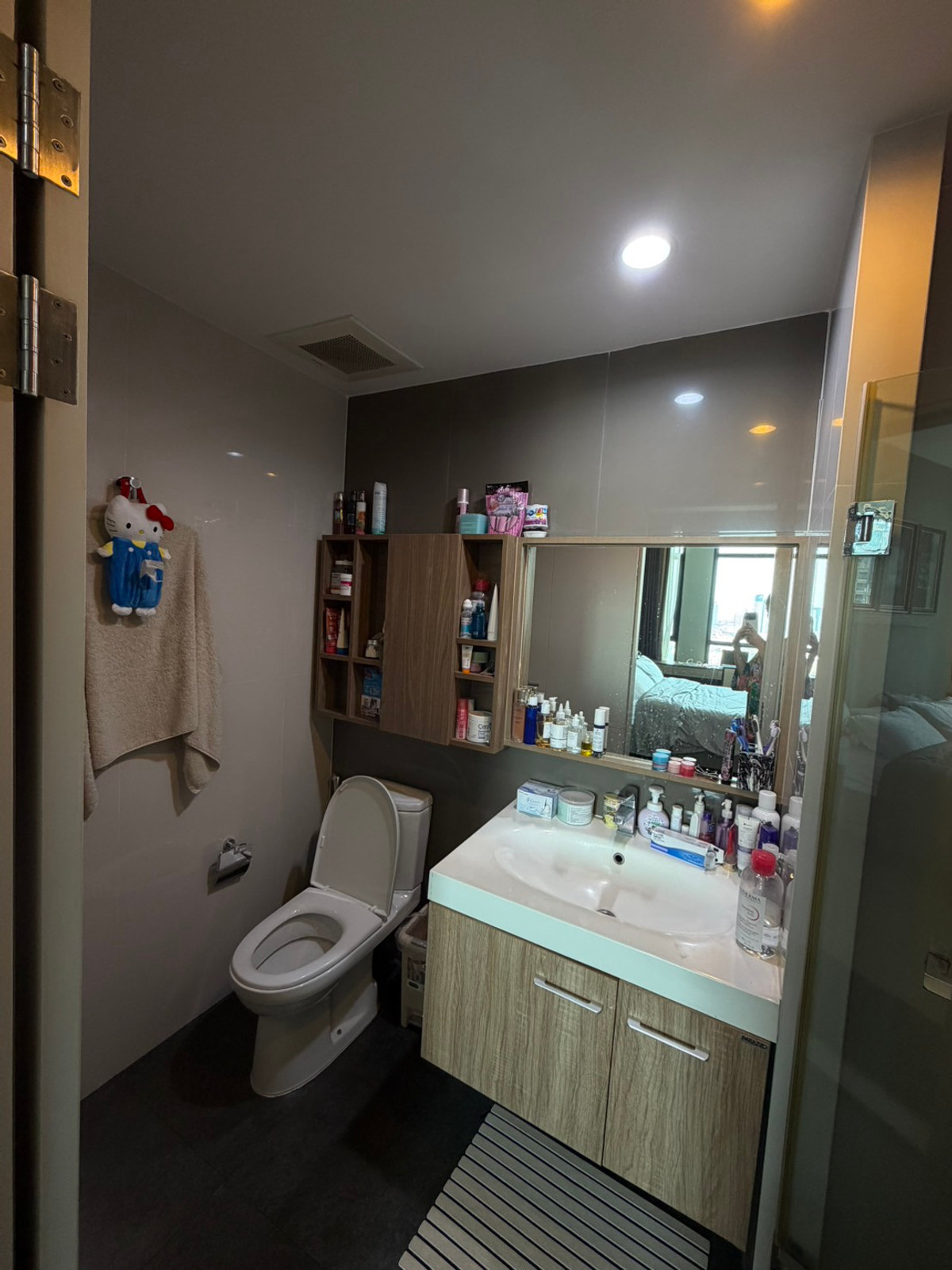 For SaleCondoRama9, Petchburi, RCA : #Condo for sale in Thonglor area #Best price #NetYield 5.6% 24th floor, size 54.5 sq m. 2 bedrooms, 2 bathrooms The Capital Eakamai - Thonglor The Capital Eakamai - Thonglor
