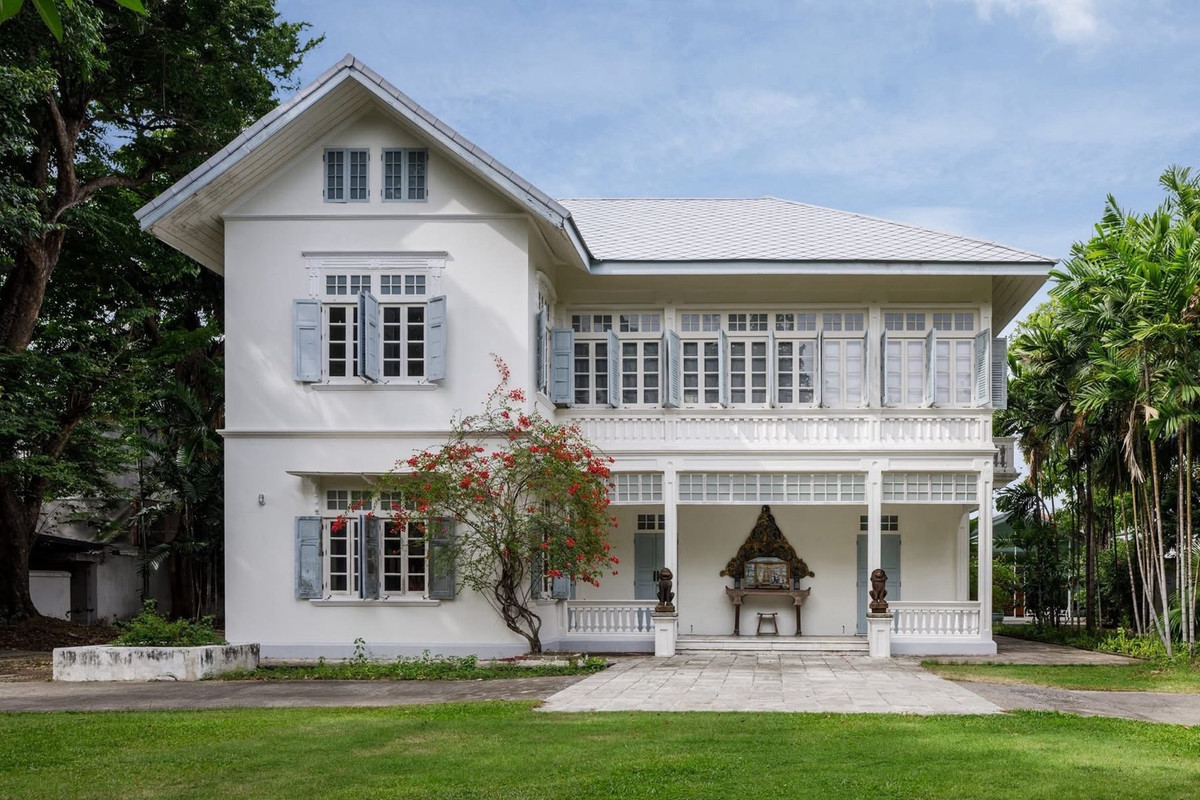 For SaleHouseRama 8, Samsen, Ratchawat : Classic House with Large Land Plot 1 Rai 2 Ngan 67 Sq.wah in Dusit Near Parliament and Ratchawat Market