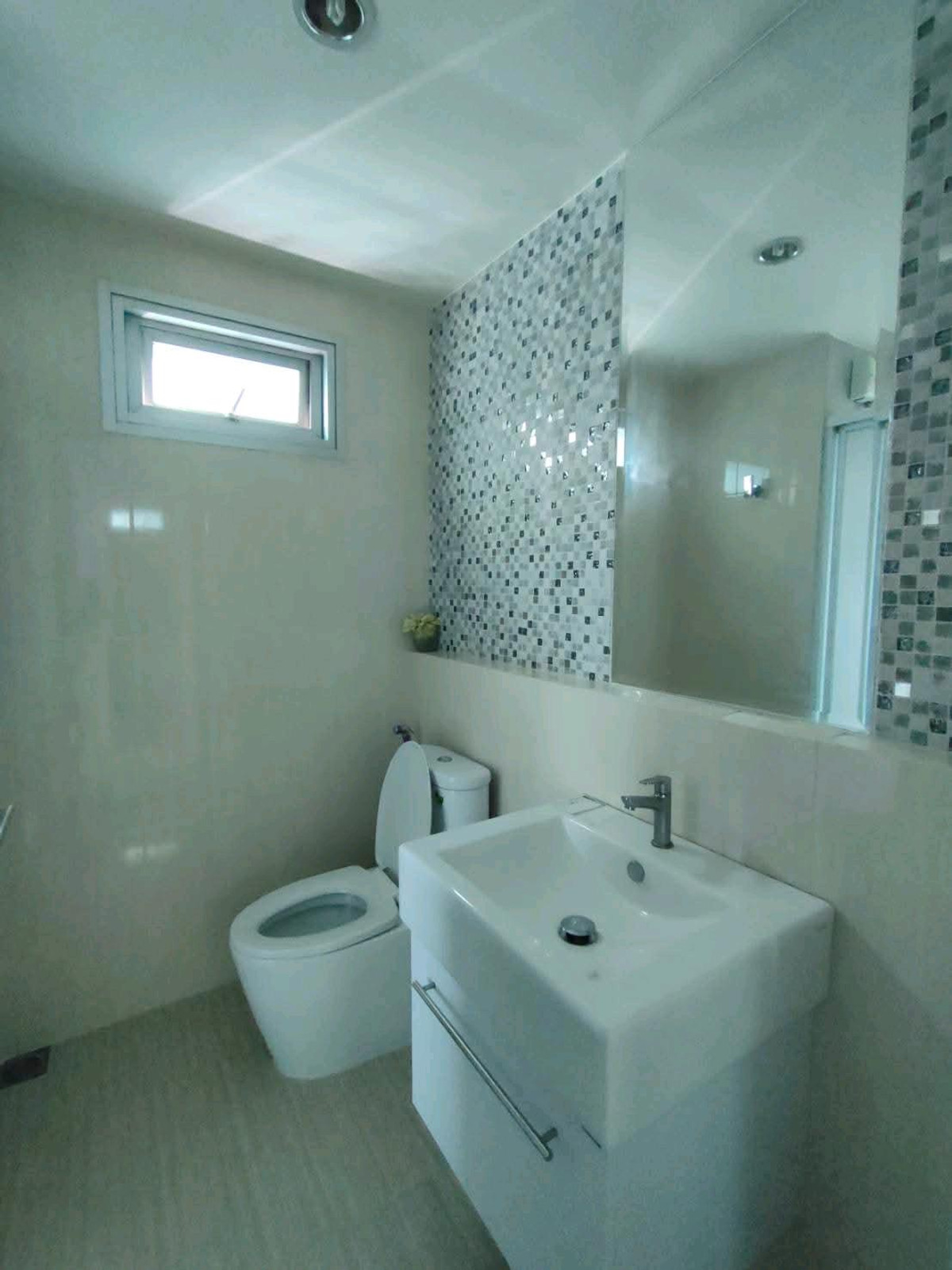 For RentCondoRatchadapisek, Huaikwang, Suttisan : ⏫ 🚇 Near MRT, only 550 m. Corner room | Open view, not next to other rooms | High privacy