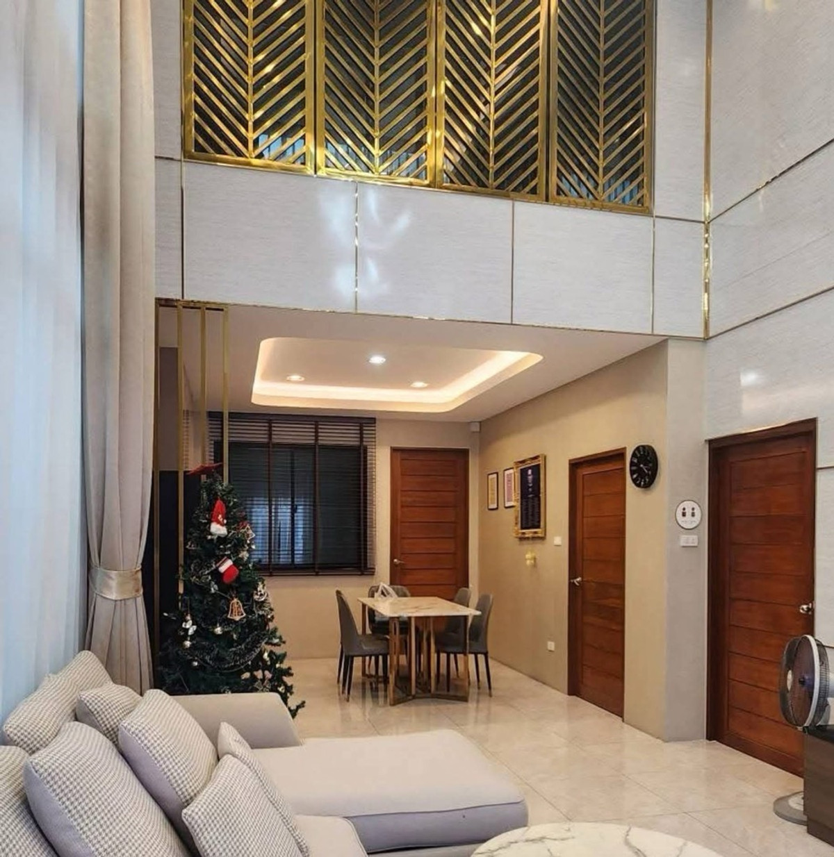 ให้เช่าโฮมออฟฟิศโชคชัย4 ลาดพร้าว71 : Home Office ลาดพร้าว–วังหิน
เฟอร์นิเจอร์ครบ พร้อมอยู่ | หลังมุม | ไม่รับสัตว์เลี้ยง | รับชาวต่างชาติ
พื้นที่ 300 ตรม. / ที่ดิน 37 ตรว.
จอดรถ 2 คัน-  