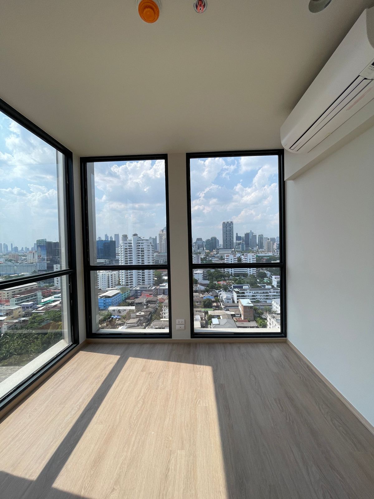 For SaleCondoSathorn, Narathiwat : [HOT UNIT] The Issara Sathorn 2BR, high floor, eastern city view, 100% parking, near Market Place Nang Linchi, complete functions, in a location Rare Item, Chan-Sathorn Road. Answering the needs of people working at Silom-Sathorn With a luxury-level centr