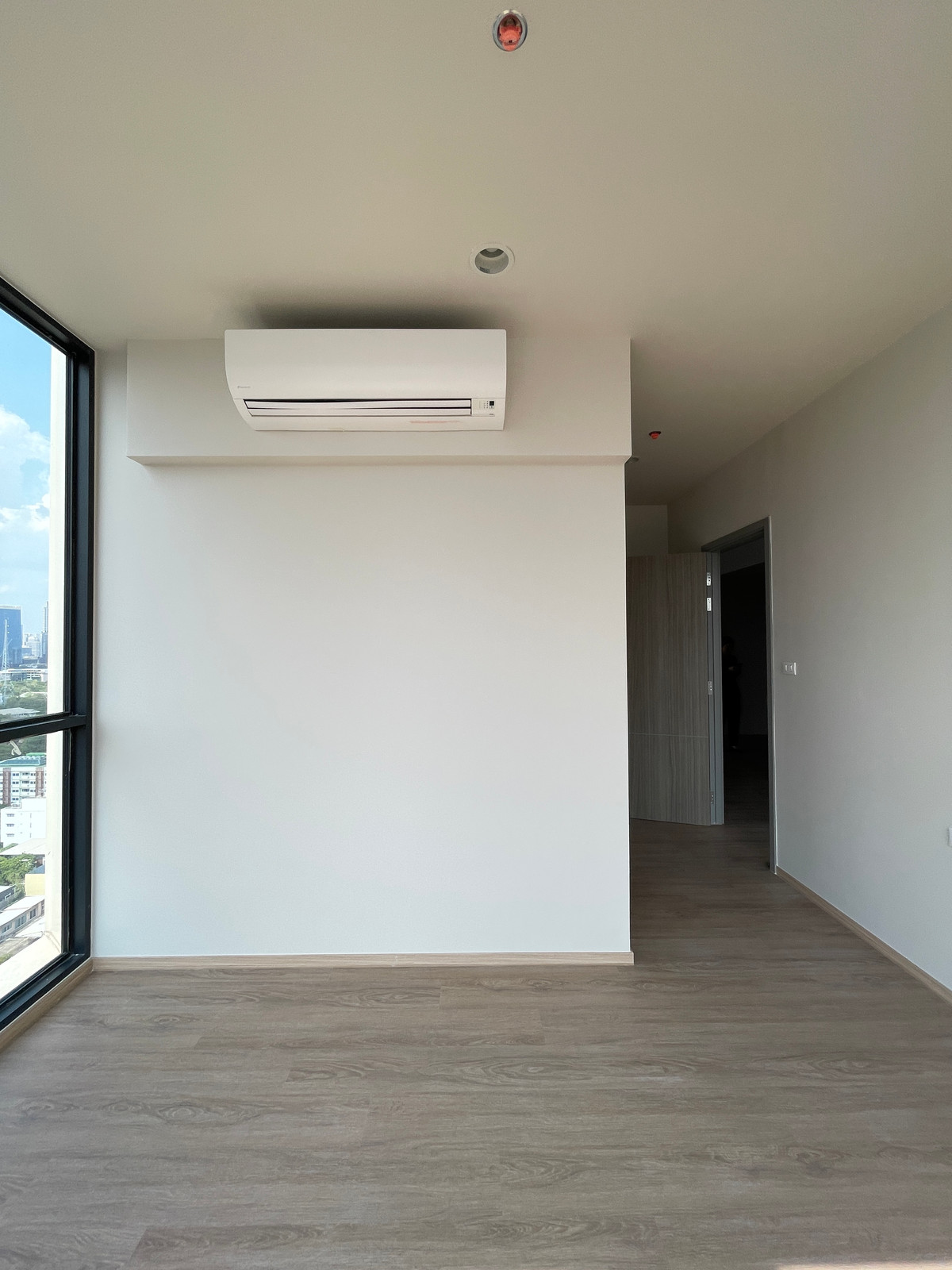 For SaleCondoSathorn, Narathiwat : [HOT UNIT] The Issara Sathorn 2BR, high floor, eastern city view, 100% parking, near Market Place Nang Linchi, complete functions, in a location Rare Item, Chan-Sathorn Road. Answering the needs of people working at Silom-Sathorn With a luxury-level centr