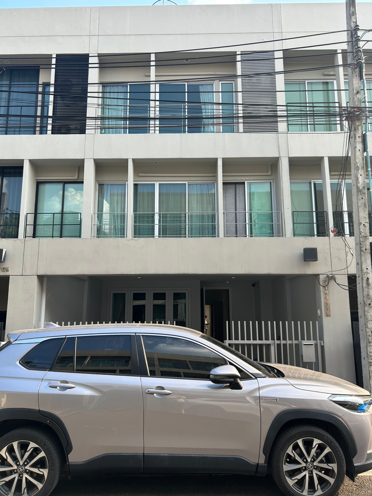 ให้เช่าทาวน์โฮมพัฒนาการ ศรีนครินทร์ : บ้านรีโนเวทใหม่ พร้อมอยู่ ใกล้เอกมัย-ทองหล่อ ใน Noble Cube พัฒนาการ 45K เท่านั้น