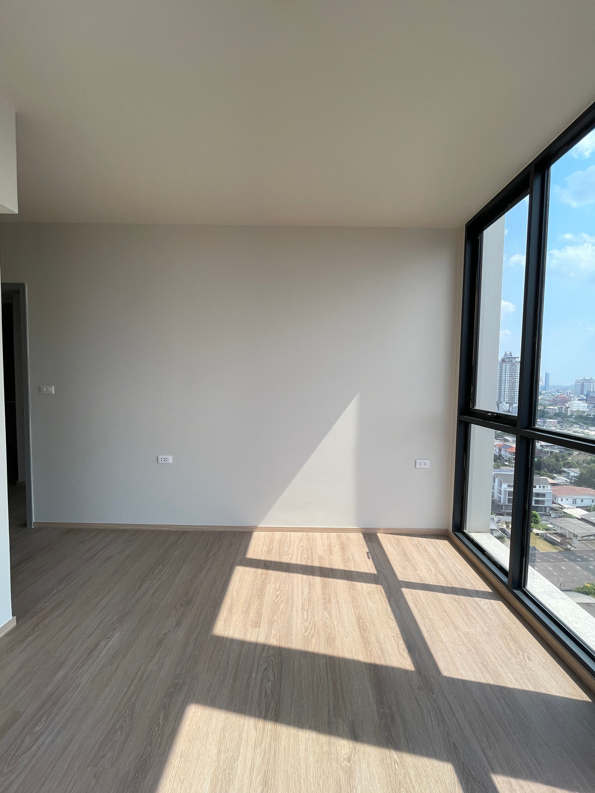 For SaleCondoSathorn, Narathiwat : [HOT UNIT] The Issara Sathorn 2BR, high floor, eastern city view, 100% parking, near Market Place Nang Linchi, complete functions, in a location Rare Item, Chan-Sathorn Road. Answering the needs of people working at Silom-Sathorn With a luxury-level centr