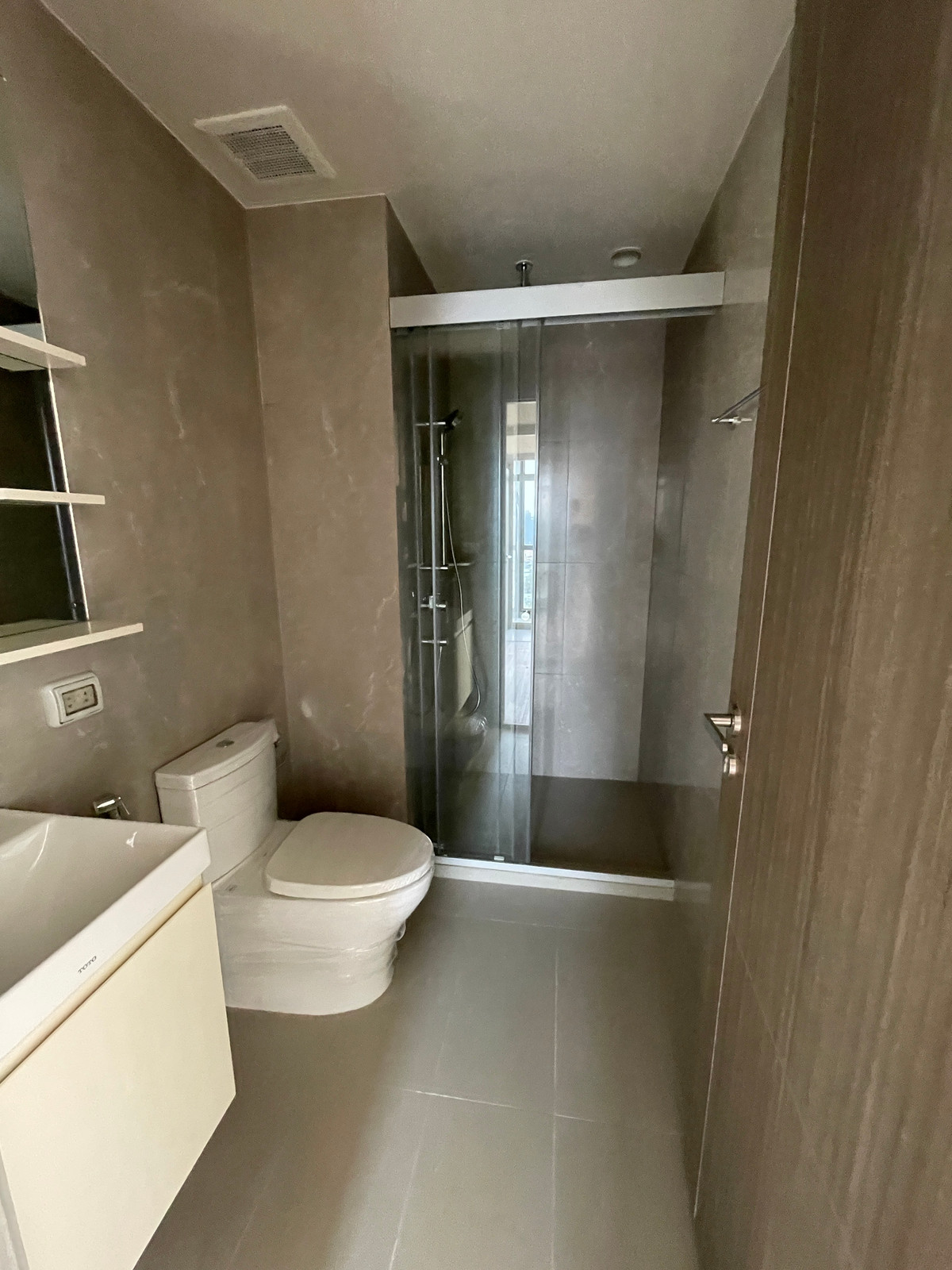 For SaleCondoSathorn, Narathiwat : [HOT UNIT] The Issara Sathorn 2BR, high floor, eastern city view, 100% parking, near Market Place Nang Linchi, complete functions, in a location Rare Item, Chan-Sathorn Road. Answering the needs of people working at Silom-Sathorn With a luxury-level centr