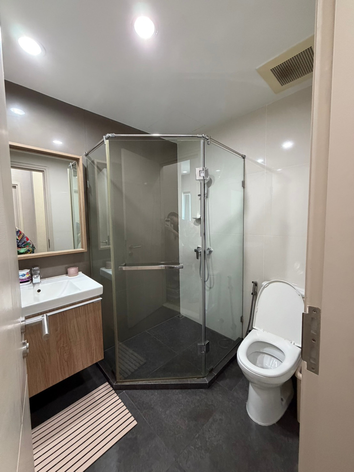 For SaleCondoRama9, Petchburi, RCA : #Condo for sale in Thonglor area #Best price #NetYield 5.6% 24th floor, size 54.5 sq m. 2 bedrooms, 2 bathrooms The Capital Eakamai - Thonglor The Capital Eakamai - Thonglor