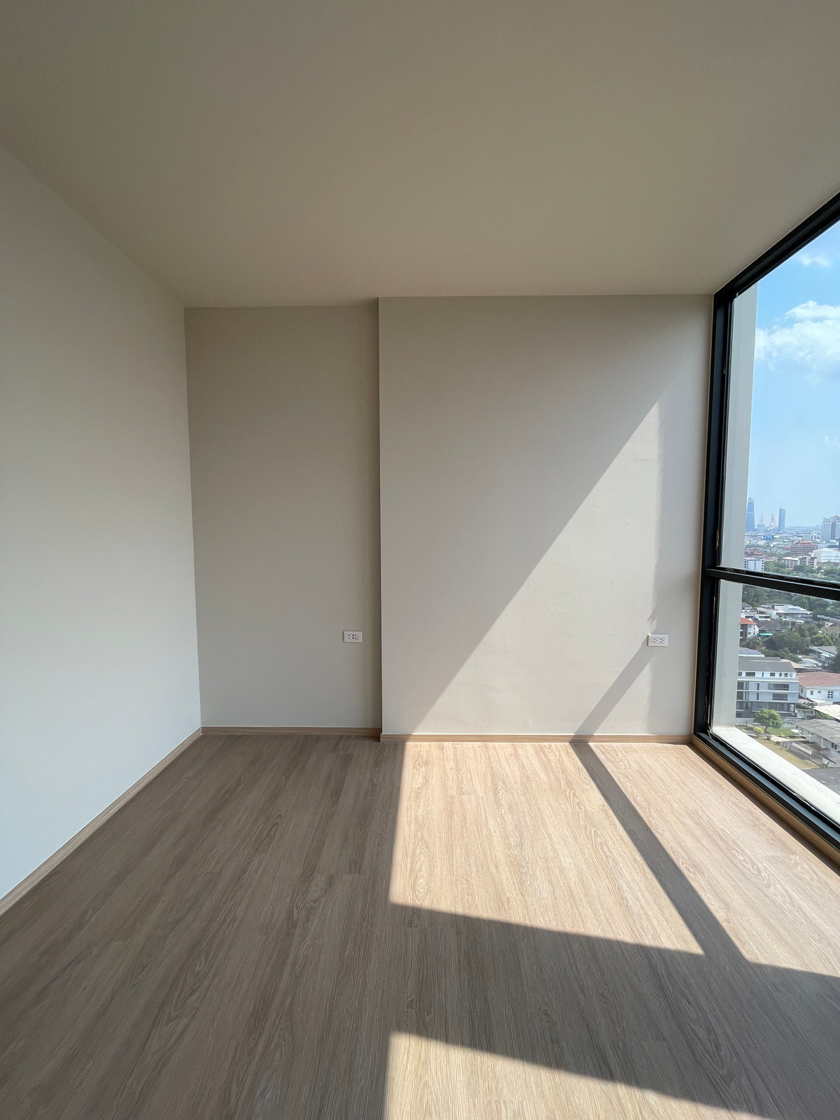 For SaleCondoSathorn, Narathiwat : [HOT UNIT] The Issara Sathorn 2BR, high floor, eastern city view, 100% parking, near Market Place Nang Linchi, complete functions, in a location Rare Item, Chan-Sathorn Road. Answering the needs of people working at Silom-Sathorn With a luxury-level centr