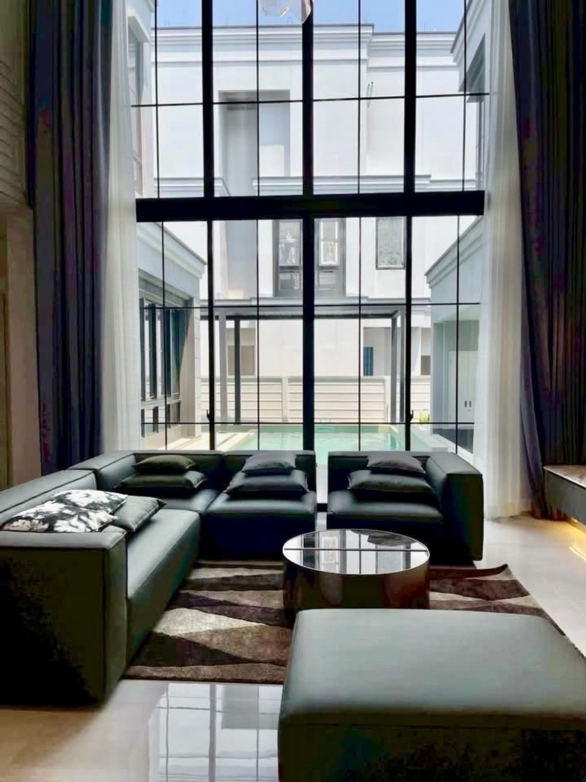 ให้เช่าบ้านพัฒนาการ ศรีนครินทร์ : ให้เช่าบ้านเดี่ยวหรู พร้อมสระว่ายน้ำส่วนตัวและลิฟต์ ย่านกรุงเทพกรีฑา บ้านใหม่ ใกล้โรงเรียนนานาชาติ