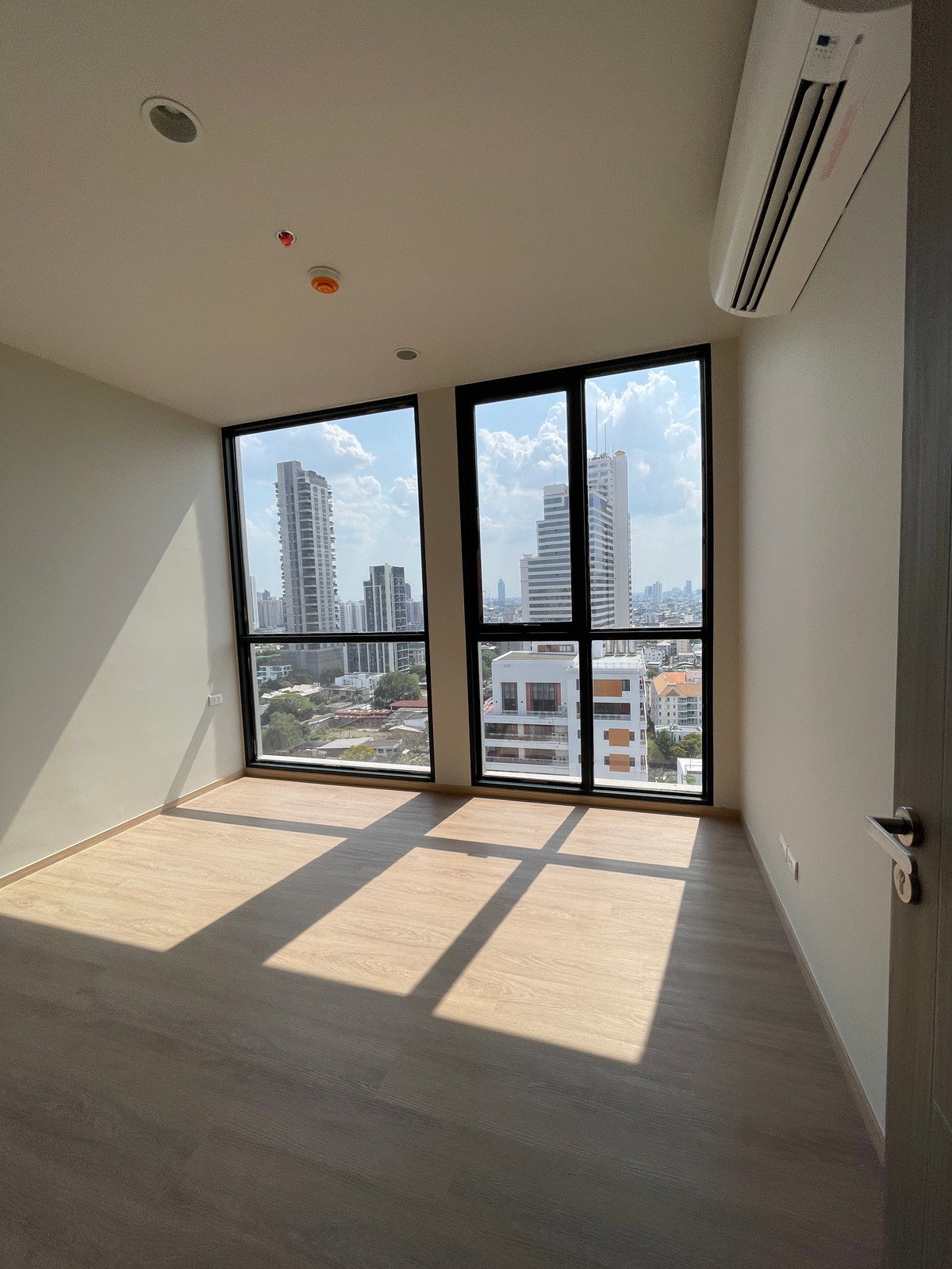 For SaleCondoSathorn, Narathiwat : [HOT UNIT] The Issara Sathorn 2BR, high floor, eastern city view, 100% parking, near Market Place Nang Linchi, complete functions, in a location Rare Item, Chan-Sathorn Road. Answering the needs of people working at Silom-Sathorn With a luxury-level centr