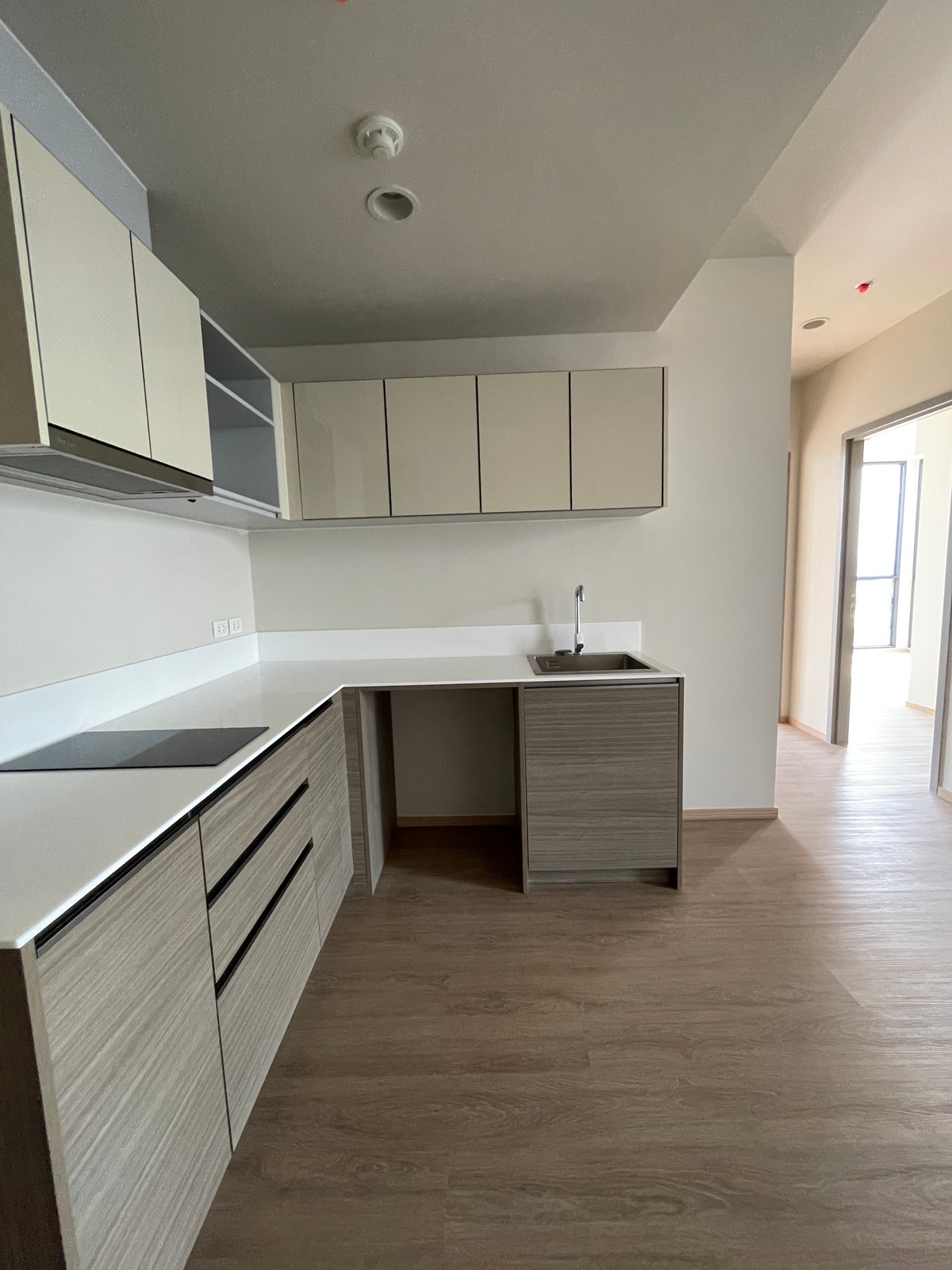 For SaleCondoSathorn, Narathiwat : [HOT UNIT] The Issara Sathorn 2BR, high floor, eastern city view, 100% parking, near Market Place Nang Linchi, complete functions, in a location Rare Item, Chan-Sathorn Road. Answering the needs of people working at Silom-Sathorn With a luxury-level centr