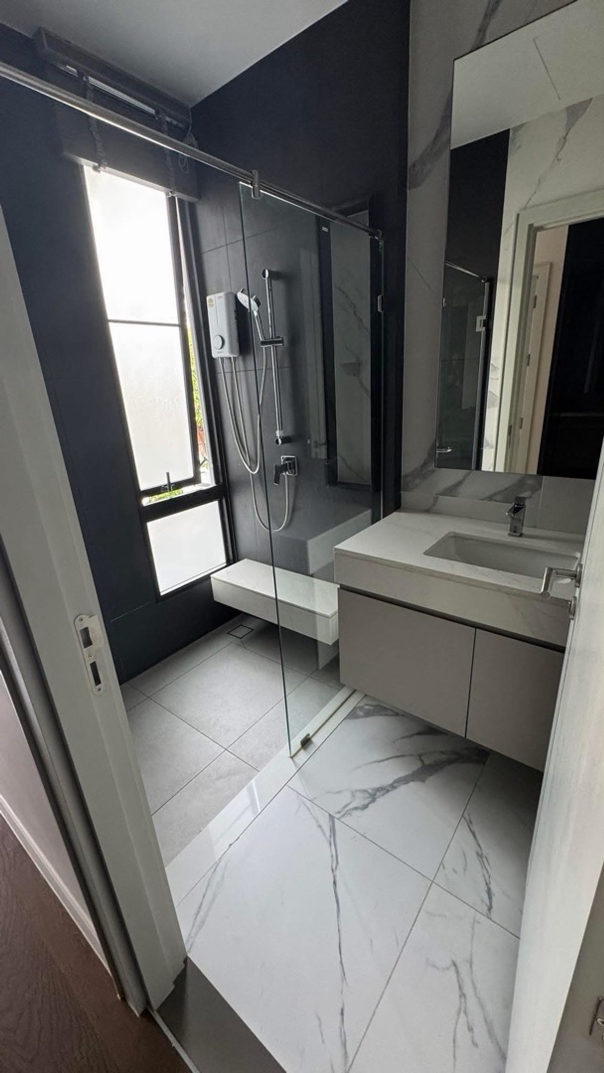 ให้เช่าบ้านพัฒนาการ ศรีนครินทร์ : ให้เช่าบ้านเดี่ยวหรู พร้อมสระว่ายน้ำส่วนตัวและลิฟต์ ย่านกรุงเทพกรีฑา บ้านใหม่ ใกล้โรงเรียนนานาชาติ