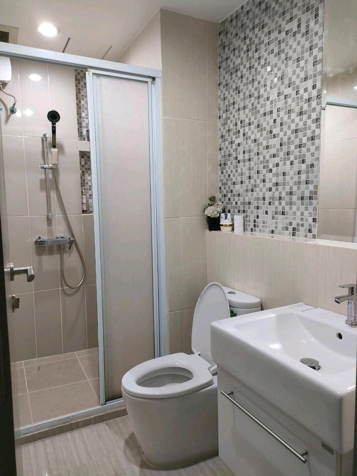 For RentCondoRatchadapisek, Huaikwang, Suttisan : ⏫ 🚇 Near MRT, only 550 m. Corner room | Open view, not next to other rooms | High privacy