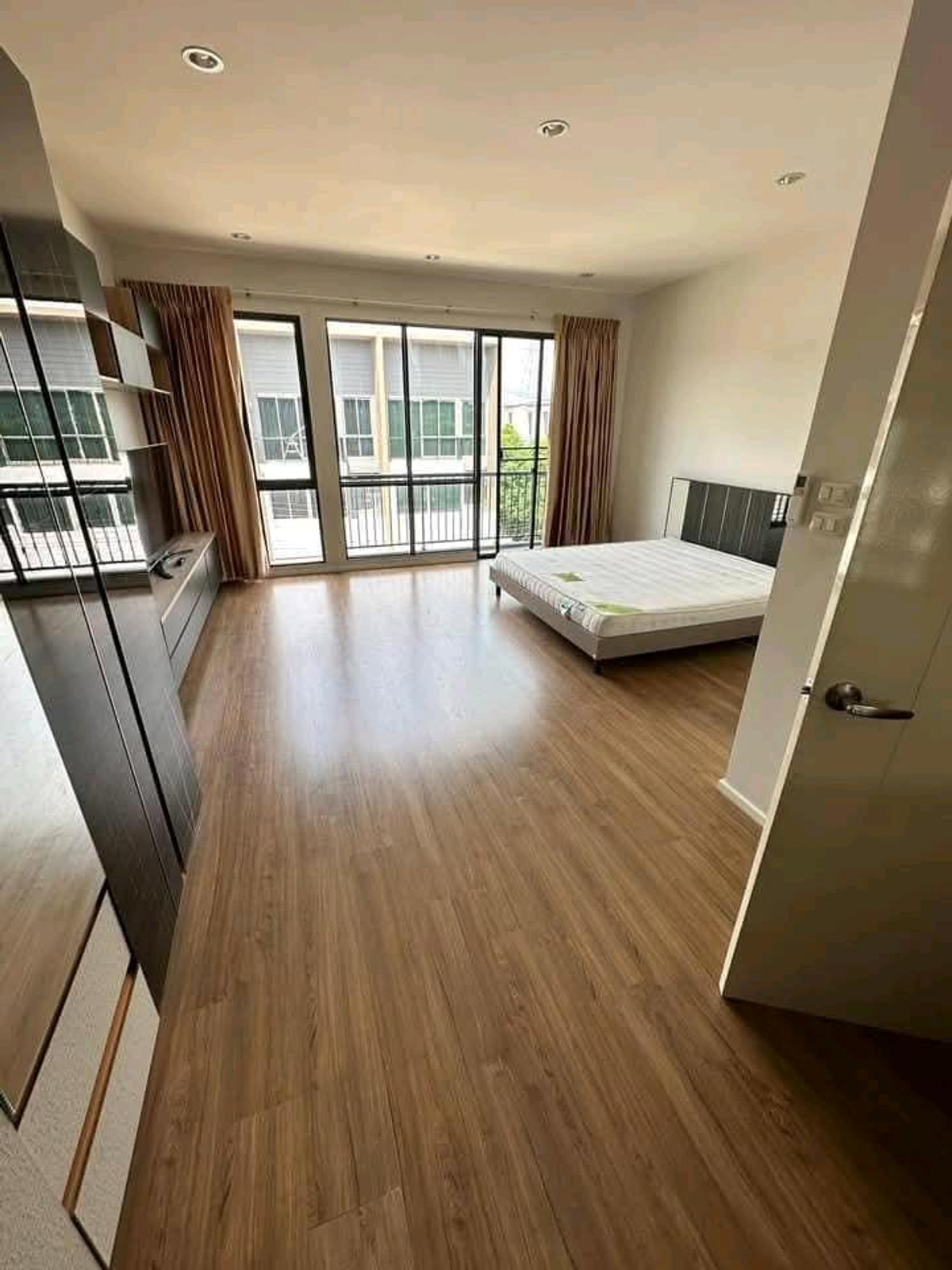 ให้เช่าทาวน์โฮมมีนบุรี-ร่มเกล้า : 🏢✨💞 เช่า 36,000 บาท/เดือน 🔥🔥
บ้านกลางเมือง พระราม 9-กรุงเทพกรีฑา (บ้านว่างพร้อมเช่า) 

🔸 : 𝗜𝗗 𝗟𝗜𝗡𝗘 : @bbcondo88