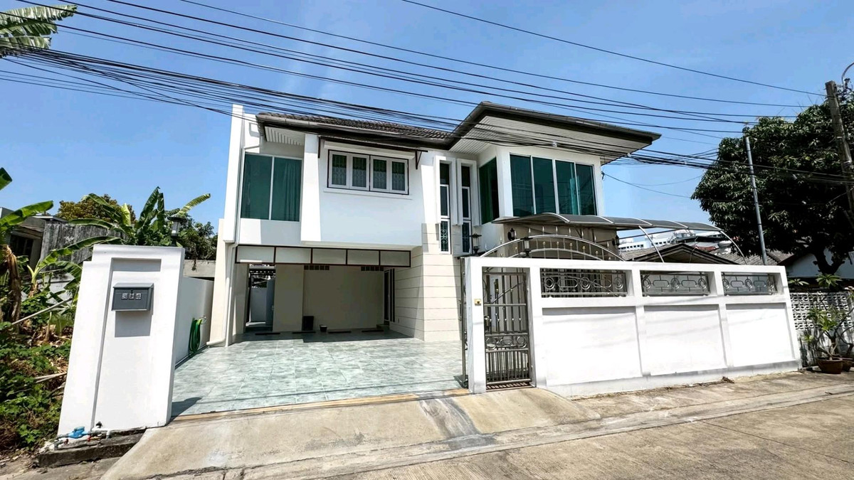 For RentHousePattanakan, Srinakarin : 💥 Beautiful house, ready to move in, lots of parking. Suitable for living / making an office.