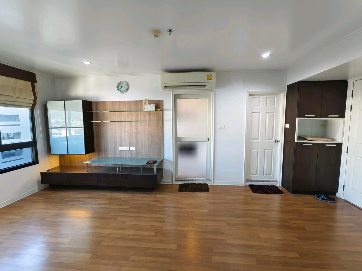 For SaleCondoSapankwai,Jatujak : Capital sale, corner condo, 2 bedrooms, 65 sq m, Lumpini Place Phahon - Saphan Khwai, 7th floor, east side!