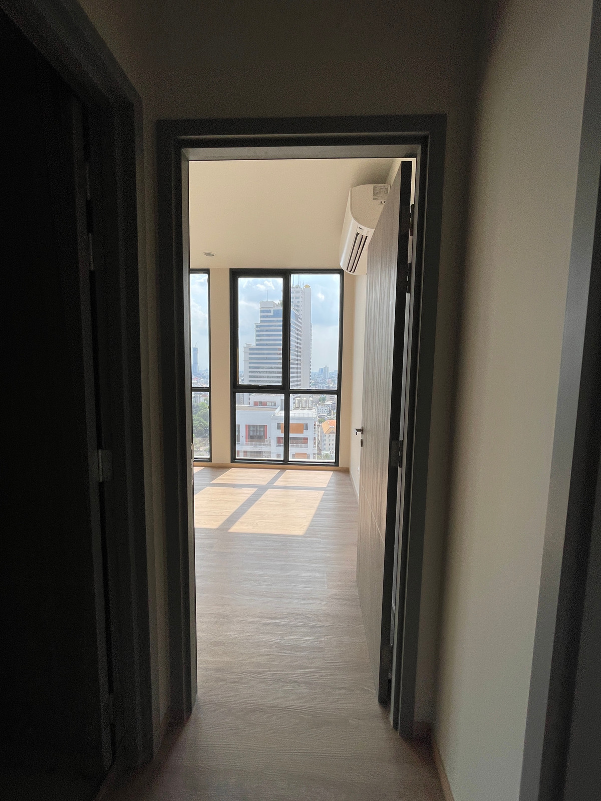 For SaleCondoSathorn, Narathiwat : [HOT UNIT] The Issara Sathorn 2BR, high floor, eastern city view, 100% parking, near Market Place Nang Linchi, complete functions, in a location Rare Item, Chan-Sathorn Road. Answering the needs of people working at Silom-Sathorn With a luxury-level centr