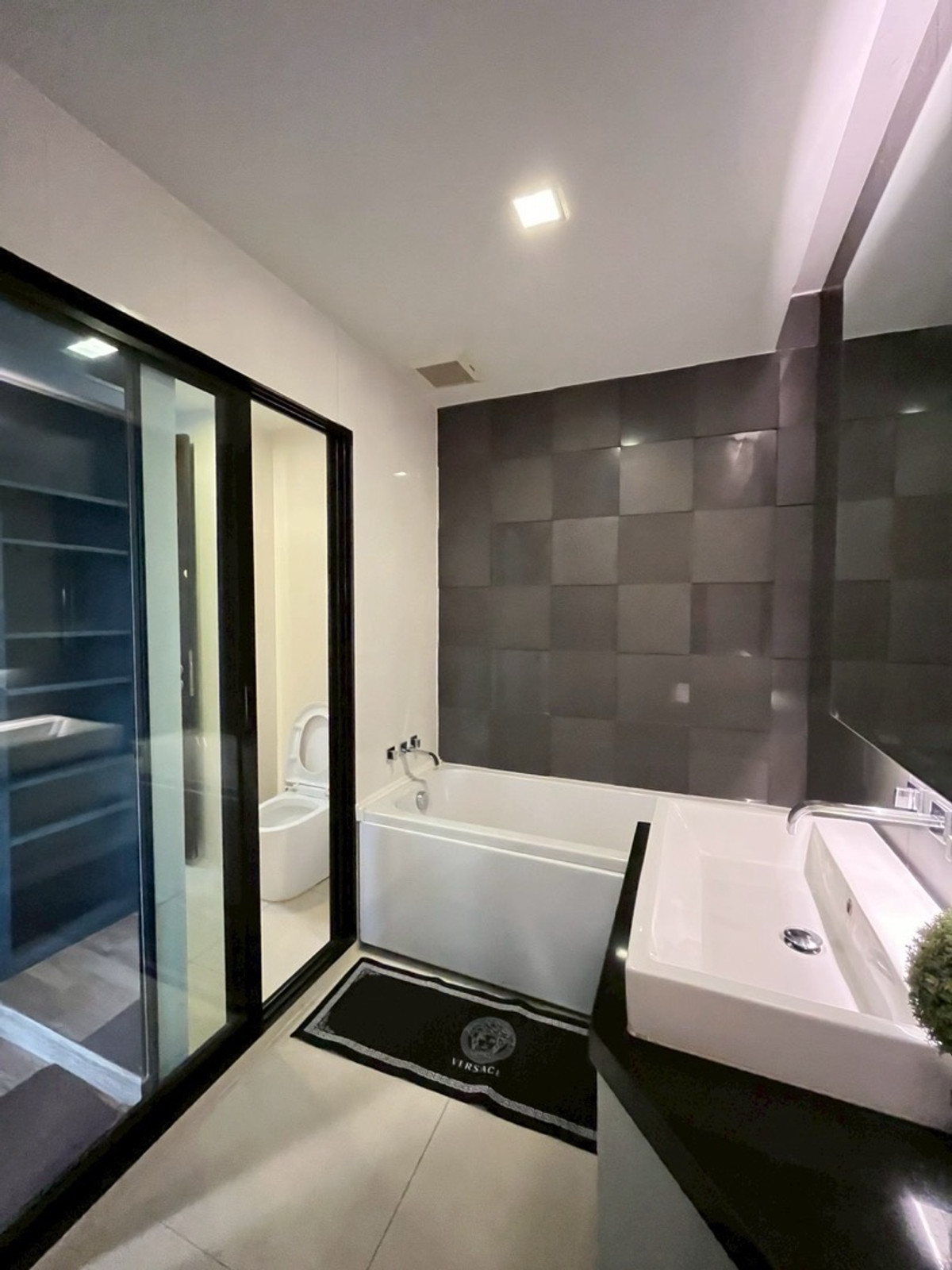 ให้เช่าคอนโดรัชดา ห้วยขวาง : IVY AMPIO FOR RENT 1BEDROOM  45sq.m 24K Call084-9792464