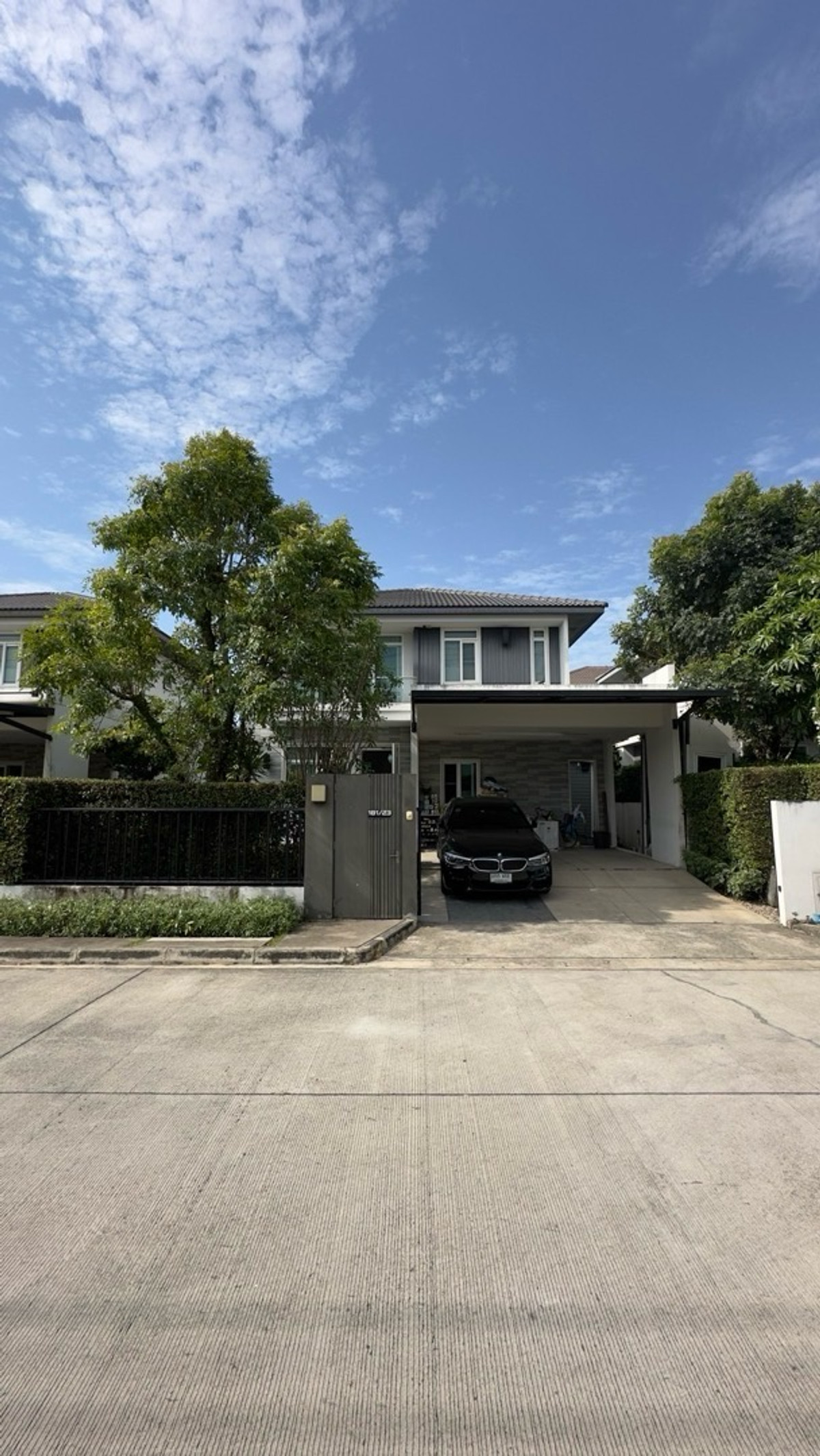 HouseLadkrabang, Suwannaphum Airport : Single-detached house, Manthana On Nut, Wongwaen 5, good location, next to the motorway. New house price has exceeded 30 million.