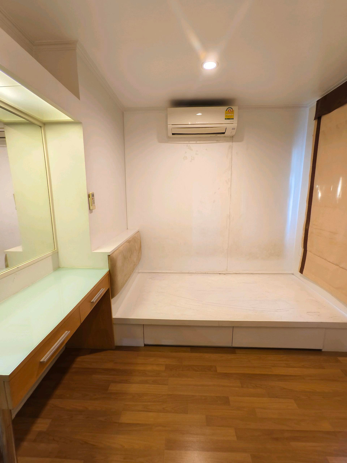 For SaleCondoSapankwai,Jatujak : Capital sale, corner condo, 2 bedrooms, 65 sq m, Lumpini Place Phahon - Saphan Khwai, 7th floor, east side!